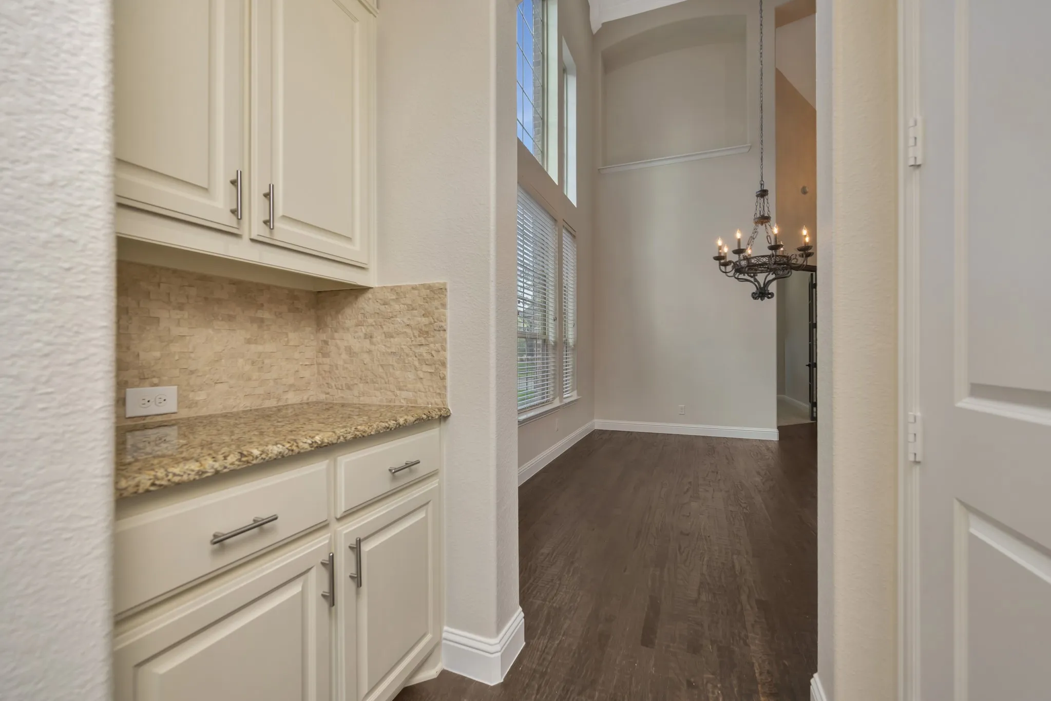 Butler's Pantry between Dining and Kitchen and across from the HUGE walk-in Pantry!