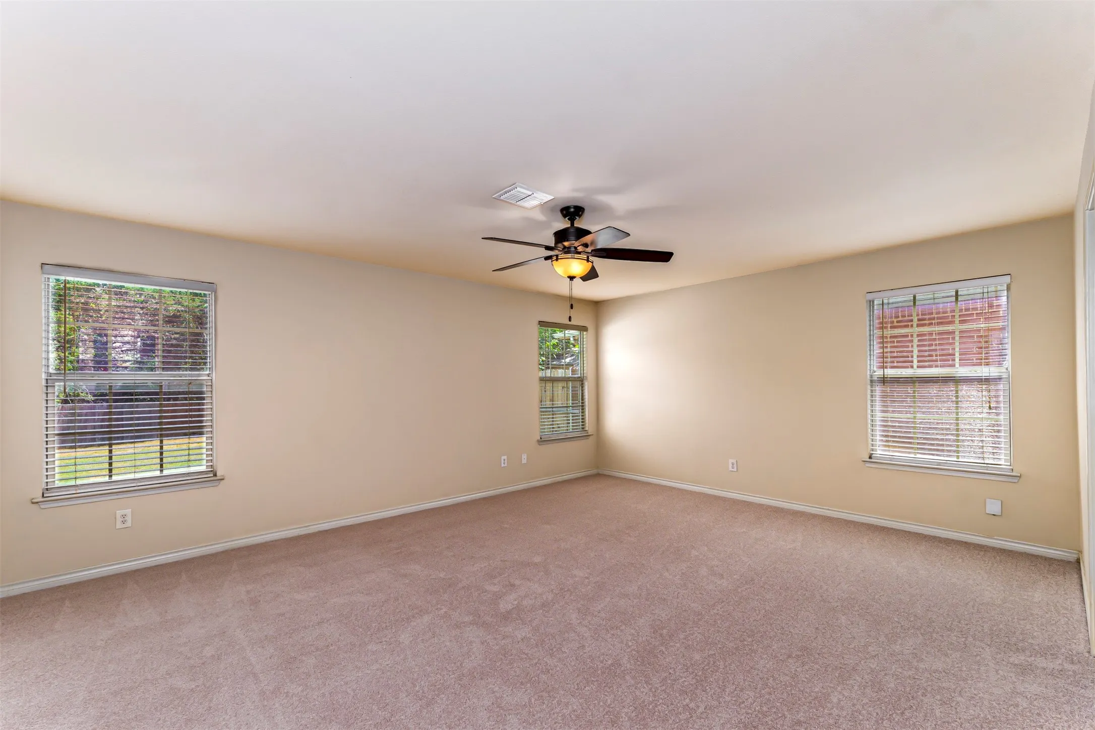 Single Family Residence For Rent in Dallas County , 5946 Harbor Glen Drive, Dallas, Texas 75249, 4 Bedroom, 3 Bathroom, 2 Garage spaces, 2,391 Sqft, built in 2006, mls#21353107, Real Estate Agent in Dallas, Homes For Rent in Dallas county, Homes For Rent in Dallas, Realtor in Dallas Texas, Real Estate Brokerage Independent Realty Texas, Luminita Cordes Realtor