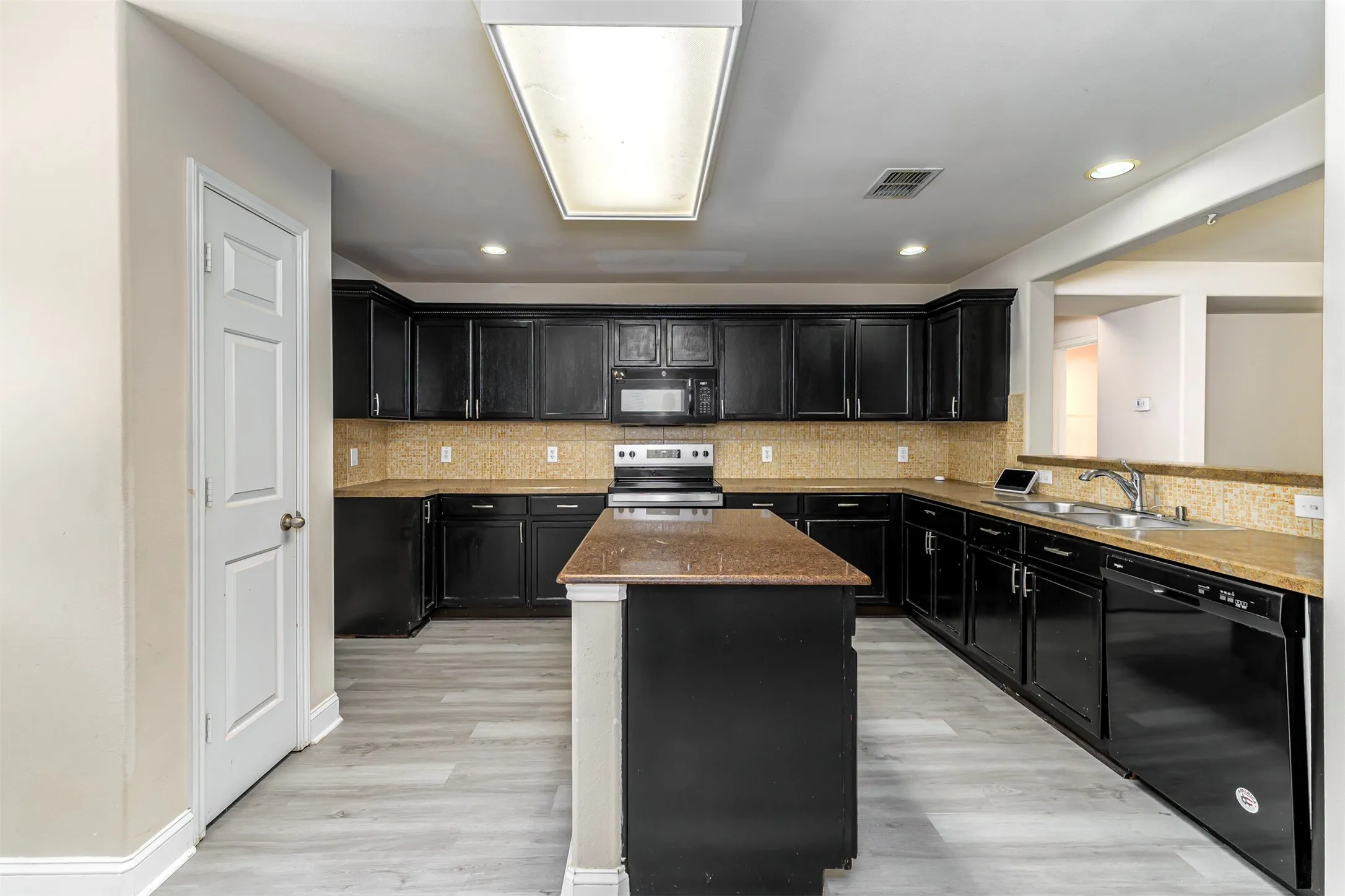 Single Family Residence For Rent in Dallas County , 5946 Harbor Glen Drive, Dallas, Texas 75249, 4 Bedroom, 3 Bathroom, 2 Garage spaces, 2,391 Sqft, built in 2006, mls#21353107, Real Estate Agent in Dallas, Homes For Rent in Dallas county, Homes For Rent in Dallas, Realtor in Dallas Texas, Real Estate Brokerage Independent Realty Texas, Luminita Cordes Realtor
