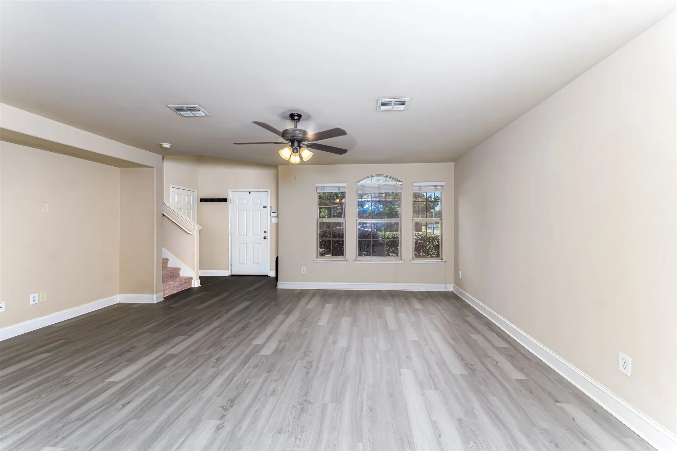 Single Family Residence For Rent in Dallas County , 5946 Harbor Glen Drive, Dallas, Texas 75249, 4 Bedroom, 3 Bathroom, 2 Garage spaces, 2,391 Sqft, built in 2006, mls#21353107, Real Estate Agent in Dallas, Homes For Rent in Dallas county, Homes For Rent in Dallas, Realtor in Dallas Texas, Real Estate Brokerage Independent Realty Texas, Luminita Cordes Realtor