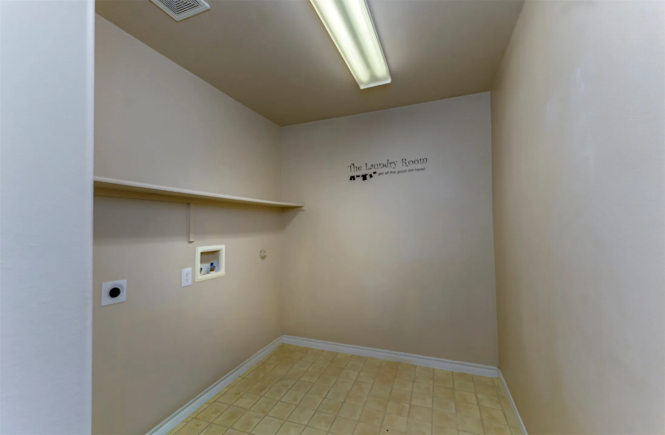 Single Family Residence For Rent in Dallas County , 5946 Harbor Glen Drive, Dallas, Texas 75249, 4 Bedroom, 3 Bathroom, 2 Garage spaces, 2,391 Sqft, built in 2006, mls#21353107, Real Estate Agent in Dallas, Homes For Rent in Dallas county, Homes For Rent in Dallas, Realtor in Dallas Texas, Real Estate Brokerage Independent Realty Texas, Luminita Cordes Realtor