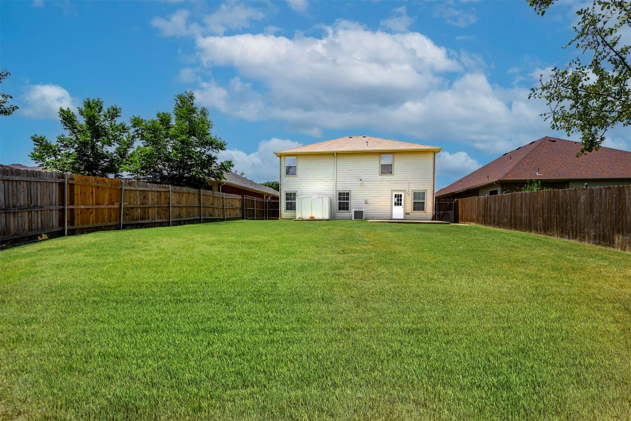 Single Family Residence For Rent in Dallas County , 5946 Harbor Glen Drive, Dallas, Texas 75249, 4 Bedroom, 3 Bathroom, 2 Garage spaces, 2,391 Sqft, built in 2006, mls#21353107, Real Estate Agent in Dallas, Homes For Rent in Dallas county, Homes For Rent in Dallas, Realtor in Dallas Texas, Real Estate Brokerage Independent Realty Texas, Luminita Cordes Realtor