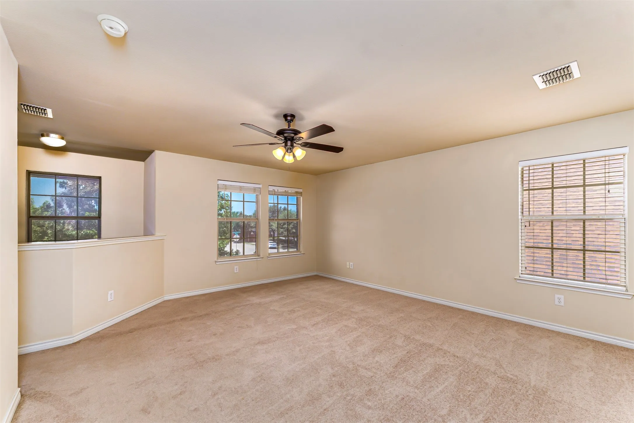 Single Family Residence For Rent in Dallas County , 5946 Harbor Glen Drive, Dallas, Texas 75249, 4 Bedroom, 3 Bathroom, 2 Garage spaces, 2,391 Sqft, built in 2006, mls#21353107, Real Estate Agent in Dallas, Homes For Rent in Dallas county, Homes For Rent in Dallas, Realtor in Dallas Texas, Real Estate Brokerage Independent Realty Texas, Luminita Cordes Realtor