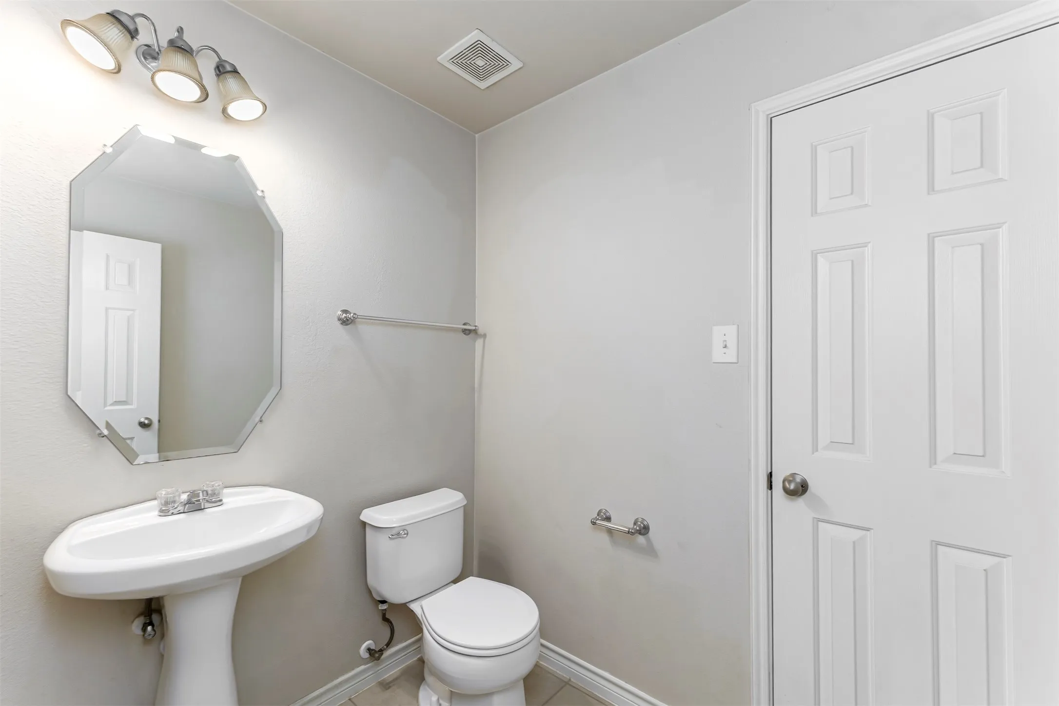 Single Family Residence For Rent in Dallas County , 5946 Harbor Glen Drive, Dallas, Texas 75249, 4 Bedroom, 3 Bathroom, 2 Garage spaces, 2,391 Sqft, built in 2006, mls#21353107, Real Estate Agent in Dallas, Homes For Rent in Dallas county, Homes For Rent in Dallas, Realtor in Dallas Texas, Real Estate Brokerage Independent Realty Texas, Luminita Cordes Realtor