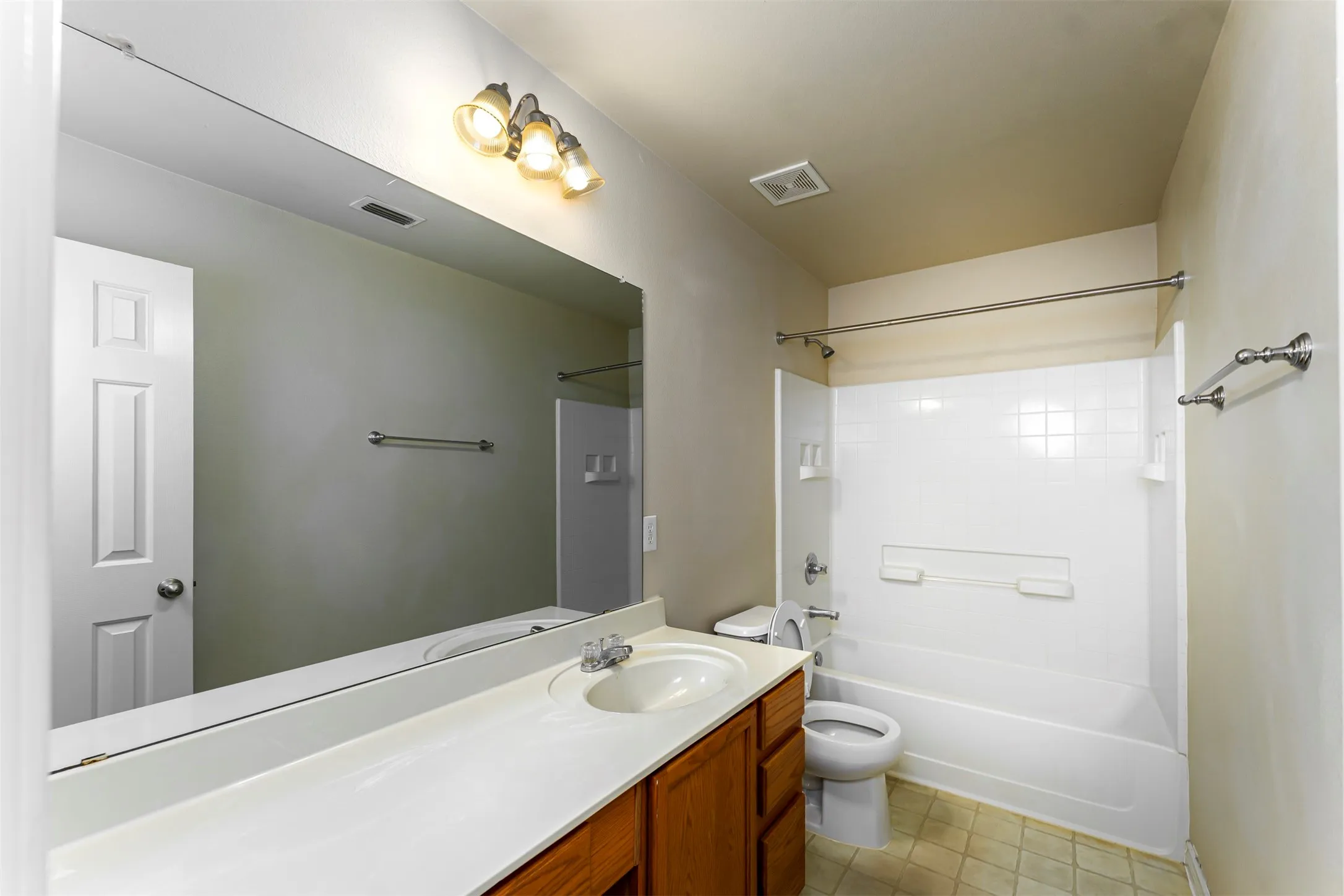Single Family Residence For Rent in Dallas County , 5946 Harbor Glen Drive, Dallas, Texas 75249, 4 Bedroom, 3 Bathroom, 2 Garage spaces, 2,391 Sqft, built in 2006, mls#21353107, Real Estate Agent in Dallas, Homes For Rent in Dallas county, Homes For Rent in Dallas, Realtor in Dallas Texas, Real Estate Brokerage Independent Realty Texas, Luminita Cordes Realtor