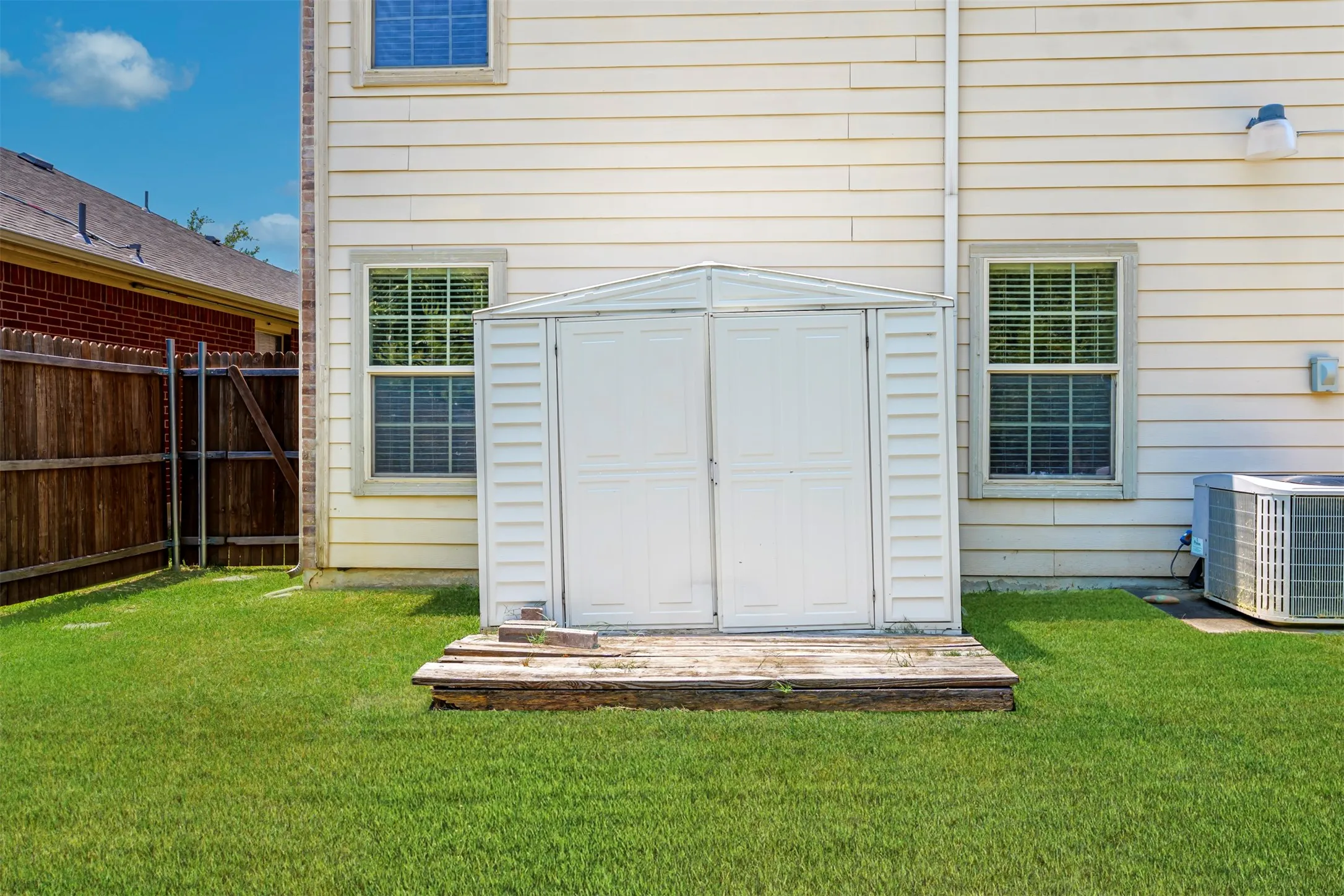 Single Family Residence For Rent in Dallas County , 5946 Harbor Glen Drive, Dallas, Texas 75249, 4 Bedroom, 3 Bathroom, 2 Garage spaces, 2,391 Sqft, built in 2006, mls#21353107, Real Estate Agent in Dallas, Homes For Rent in Dallas county, Homes For Rent in Dallas, Realtor in Dallas Texas, Real Estate Brokerage Independent Realty Texas, Luminita Cordes Realtor