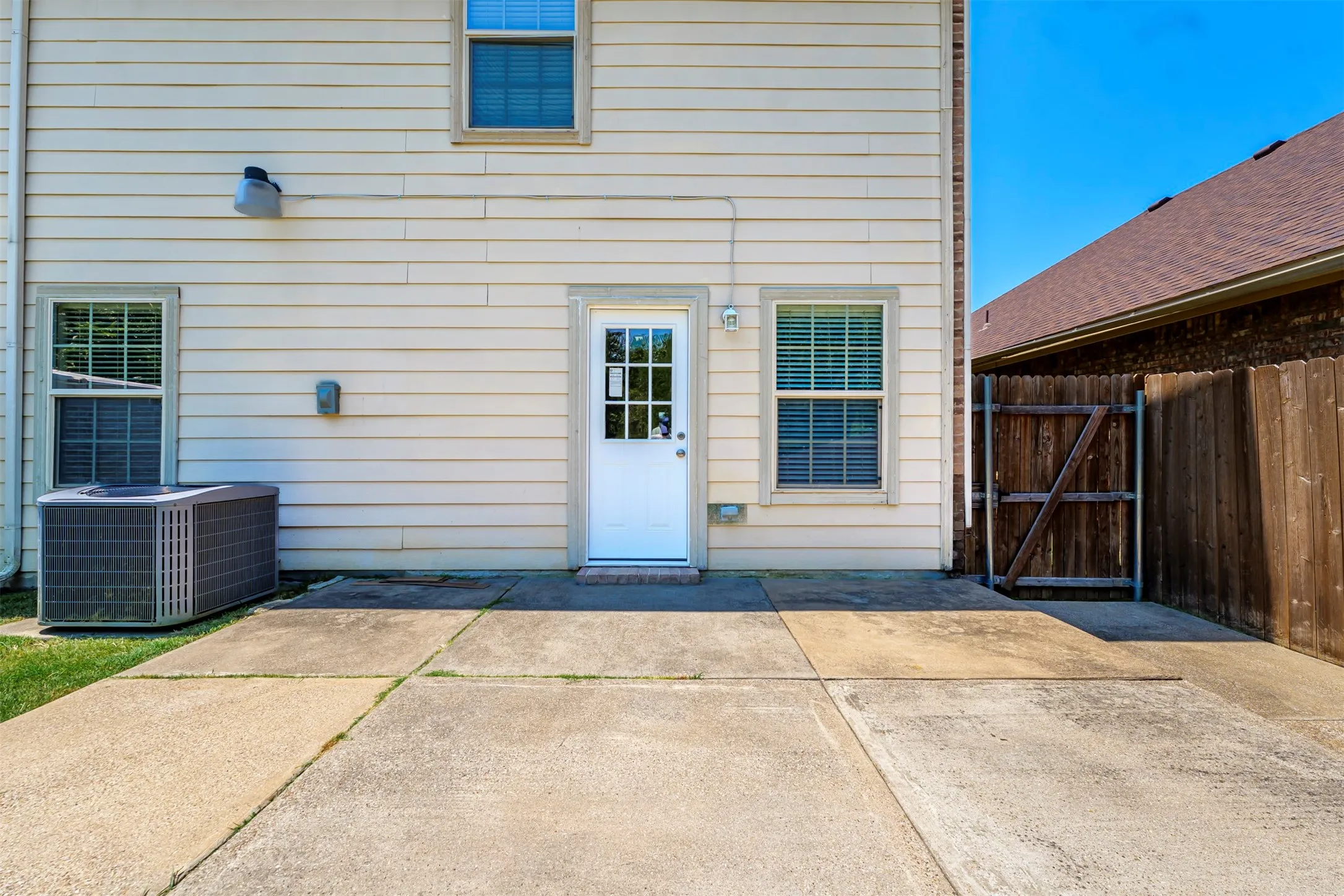 Single Family Residence For Rent in Dallas County , 5946 Harbor Glen Drive, Dallas, Texas 75249, 4 Bedroom, 3 Bathroom, 2 Garage spaces, 2,391 Sqft, built in 2006, mls#21353107, Real Estate Agent in Dallas, Homes For Rent in Dallas county, Homes For Rent in Dallas, Realtor in Dallas Texas, Real Estate Brokerage Independent Realty Texas, Luminita Cordes Realtor