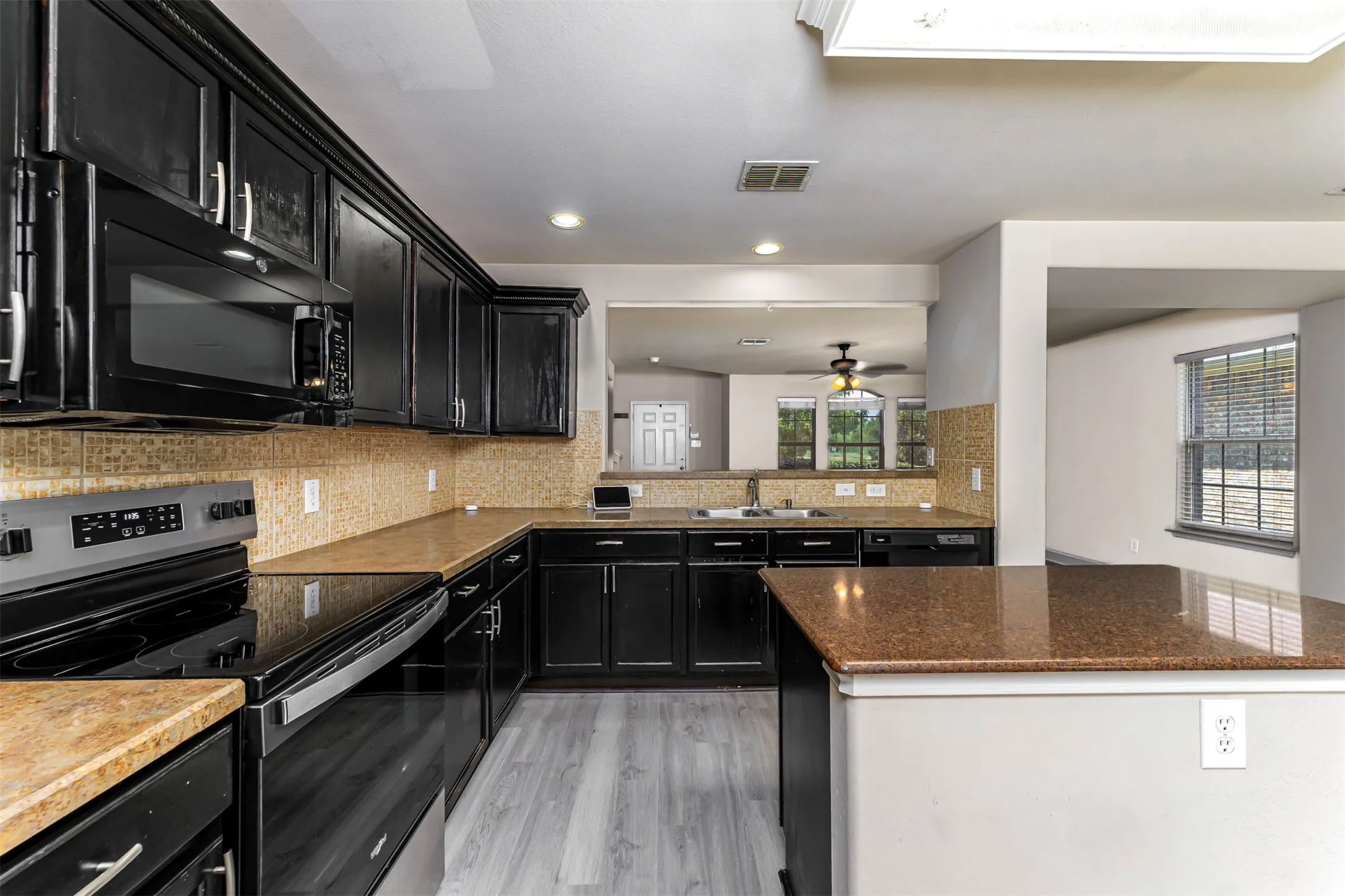 Single Family Residence For Rent in Dallas County , 5946 Harbor Glen Drive, Dallas, Texas 75249, 4 Bedroom, 3 Bathroom, 2 Garage spaces, 2,391 Sqft, built in 2006, mls#21353107, Real Estate Agent in Dallas, Homes For Rent in Dallas county, Homes For Rent in Dallas, Realtor in Dallas Texas, Real Estate Brokerage Independent Realty Texas, Luminita Cordes Realtor