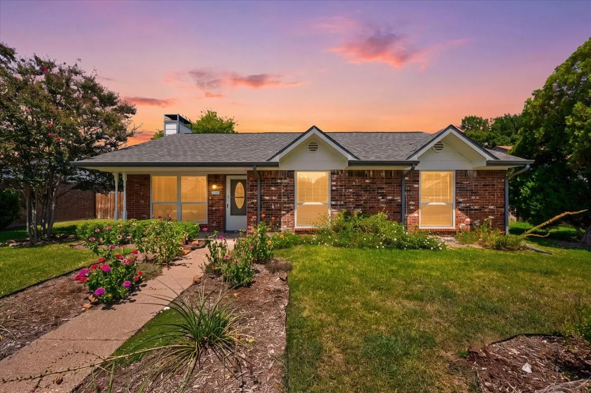 Single Family Residence For Sale in Dallas County , 2154 Pueblo Drive, Garland, Texas 75040, 3 Bedroom, 2 Bathroom, 2 Garage spaces, 1,268 Sqft, built in 1984, mls#21350994, Real Estate Agent in Garland, Homes For Sale in Dallas county, Homes For Sale in Garland, Realtor in Garland Texas, Real Estate Brokerage Independent Realty Texas, Luminita Cordes Realtor