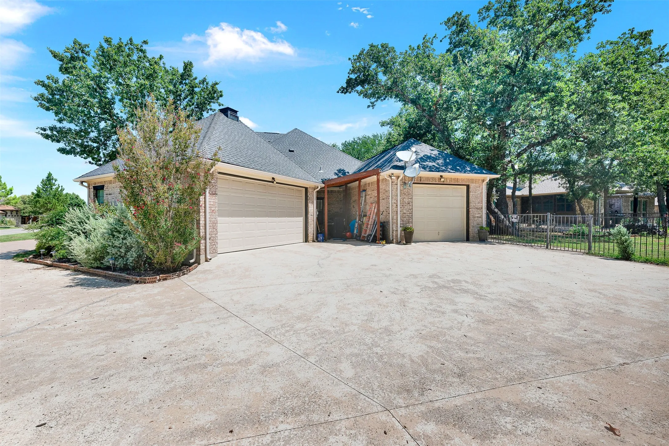 Single Family Residence For Sale in Parker County , 141 Birdie Drive, Lipan, Texas 76462, 4 Bedrooms, 3 Bathrooms, 3 Garage spaces, 3,008 Sqft, built in 2005, Price $549,000, mls#21343969, Real Estate Agent in Lipan, Homes For Sale in Parker county, Homes For Sale in Lipan, Realtor in Lipan Texas, Real Estate Brokerage Independent Realty Texas, Luminita Cordes Realtor