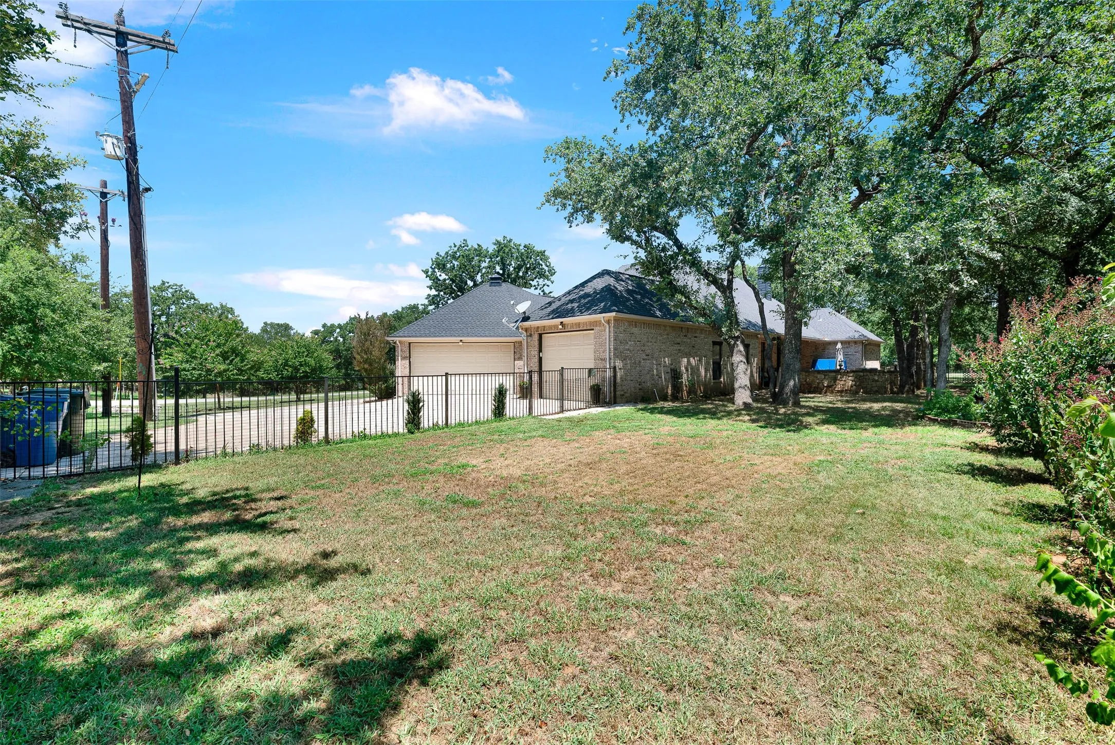 Single Family Residence For Sale in Parker County , 141 Birdie Drive, Lipan, Texas 76462, 4 Bedrooms, 3 Bathrooms, 3 Garage spaces, 3,008 Sqft, built in 2005, Price $549,000, mls#21343969, Real Estate Agent in Lipan, Homes For Sale in Parker county, Homes For Sale in Lipan, Realtor in Lipan Texas, Real Estate Brokerage Independent Realty Texas, Luminita Cordes Realtor