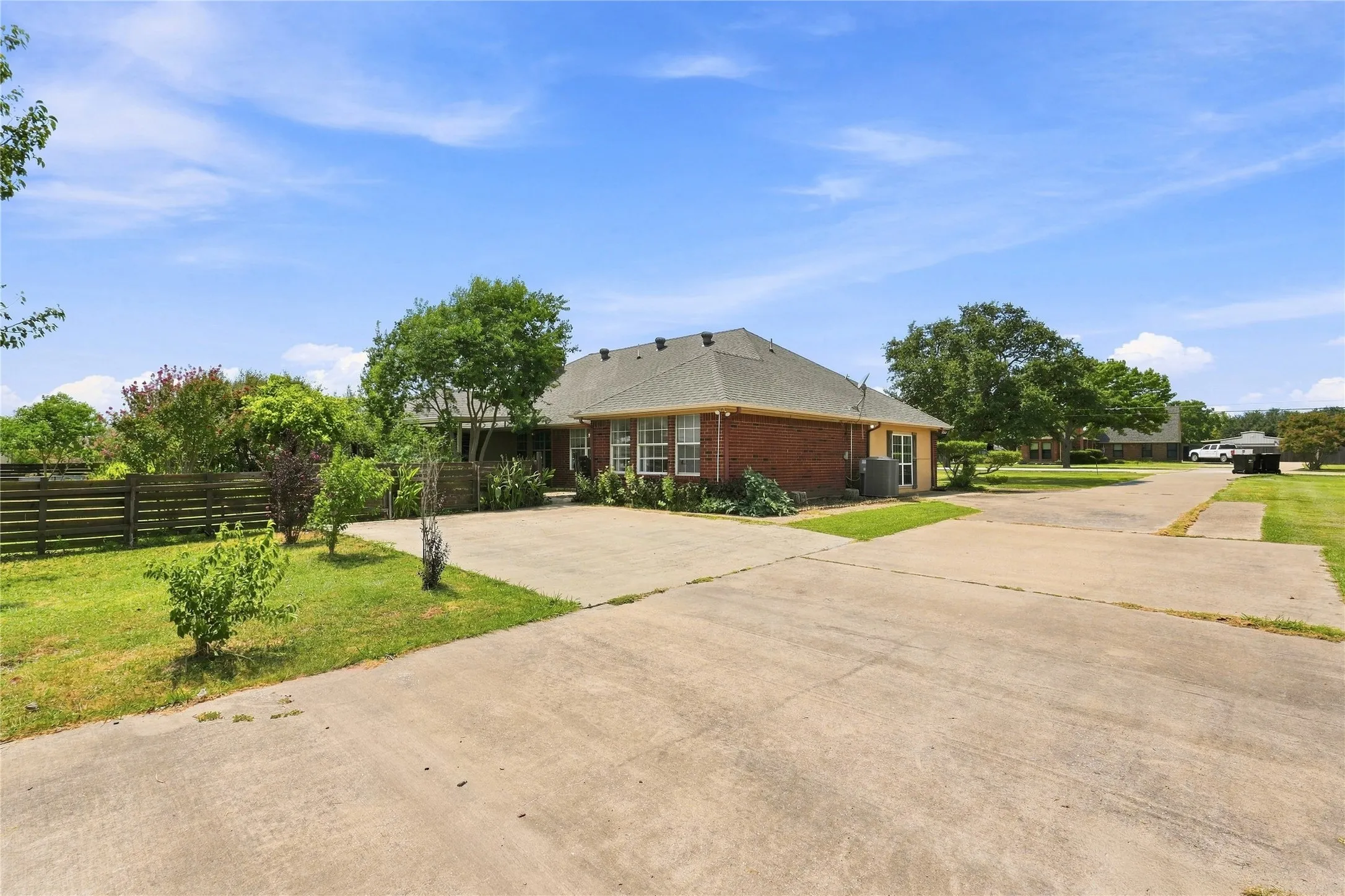 Single Family Residence For Sale in Kaufman County , 10534 Jennifer Circle, Forney, Texas 75126, 4 Bedroom, 3 Bathroom, 1 Garage spaces, 2,652 Sqft, built in 1995, mls#21349009, Real Estate Agent in Forney, Homes For Sale in Kaufman county, Homes For Sale in Forney, Realtor in Forney Texas, Real Estate Brokerage Independent Realty Texas, Luminita Cordes Realtor