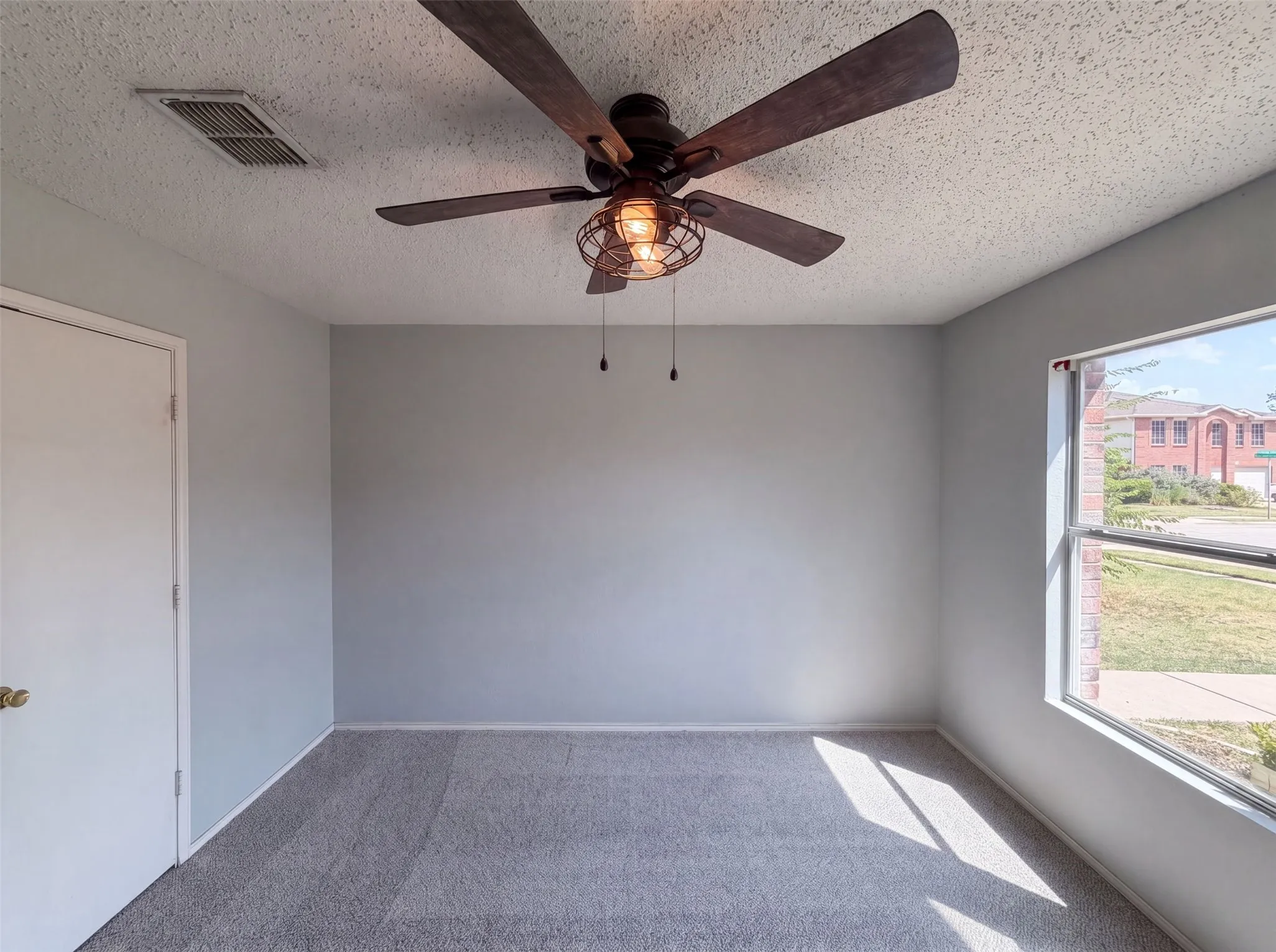 Single Family Residence For Sale in Tarrant County , 5244 New Castleton Lane, Fort Worth, Texas 76135, 3 Bedroom, 2 Bathroom, 2 Garage spaces, 1,462 Sqft, built in 2002, mls#21353810, Real Estate Agent in Fort Worth, Homes For Sale in Tarrant county, Homes For Sale in Fort Worth, Realtor in Fort Worth Texas, Real Estate Brokerage Independent Realty Texas, Luminita Cordes Realtor