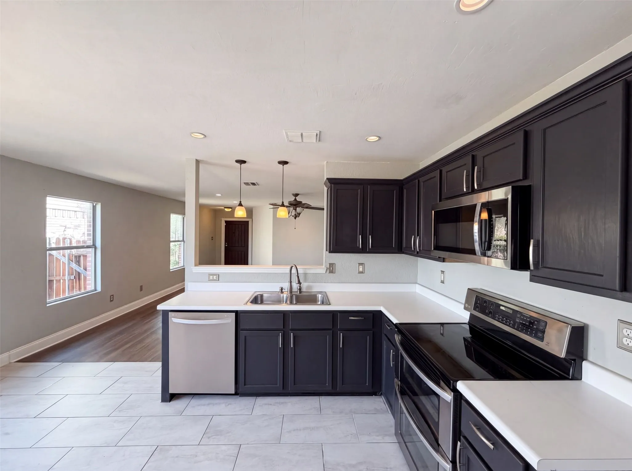 Single Family Residence For Sale in Tarrant County , 5244 New Castleton Lane, Fort Worth, Texas 76135, 3 Bedroom, 2 Bathroom, 2 Garage spaces, 1,462 Sqft, built in 2002, mls#21353810, Real Estate Agent in Fort Worth, Homes For Sale in Tarrant county, Homes For Sale in Fort Worth, Realtor in Fort Worth Texas, Real Estate Brokerage Independent Realty Texas, Luminita Cordes Realtor