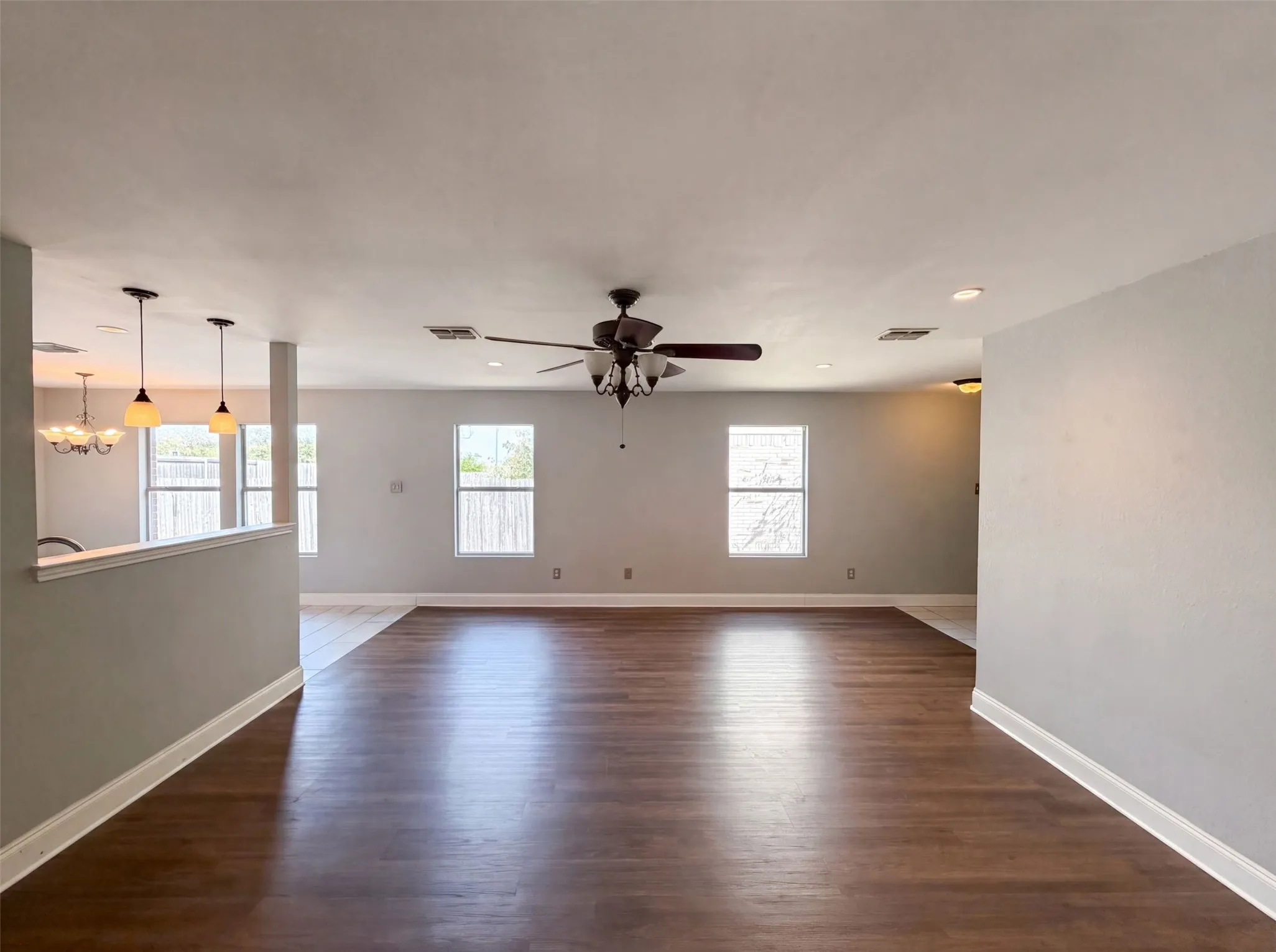 Single Family Residence For Sale in Tarrant County , 5244 New Castleton Lane, Fort Worth, Texas 76135, 3 Bedroom, 2 Bathroom, 2 Garage spaces, 1,462 Sqft, built in 2002, mls#21353810, Real Estate Agent in Fort Worth, Homes For Sale in Tarrant county, Homes For Sale in Fort Worth, Realtor in Fort Worth Texas, Real Estate Brokerage Independent Realty Texas, Luminita Cordes Realtor