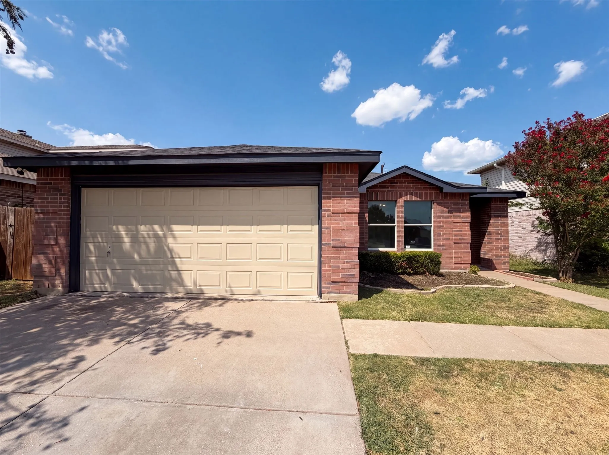 Single Family Residence For Sale in Tarrant County , 5244 New Castleton Lane, Fort Worth, Texas 76135, 3 Bedroom, 2 Bathroom, 2 Garage spaces, 1,462 Sqft, built in 2002, mls#21353810, Real Estate Agent in Fort Worth, Homes For Sale in Tarrant county, Homes For Sale in Fort Worth, Realtor in Fort Worth Texas, Real Estate Brokerage Independent Realty Texas, Luminita Cordes Realtor