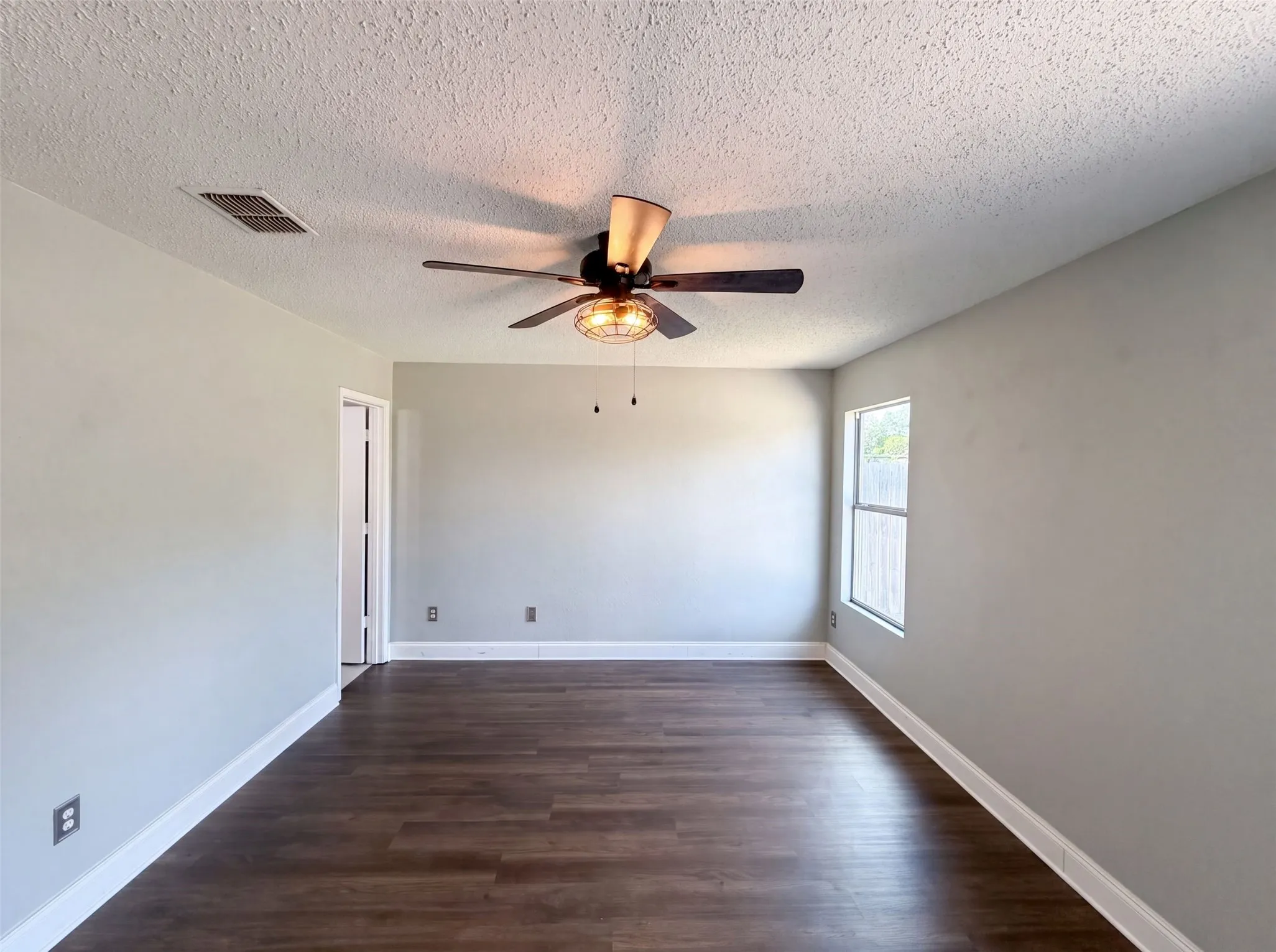 Single Family Residence For Sale in Tarrant County , 5244 New Castleton Lane, Fort Worth, Texas 76135, 3 Bedroom, 2 Bathroom, 2 Garage spaces, 1,462 Sqft, built in 2002, mls#21353810, Real Estate Agent in Fort Worth, Homes For Sale in Tarrant county, Homes For Sale in Fort Worth, Realtor in Fort Worth Texas, Real Estate Brokerage Independent Realty Texas, Luminita Cordes Realtor