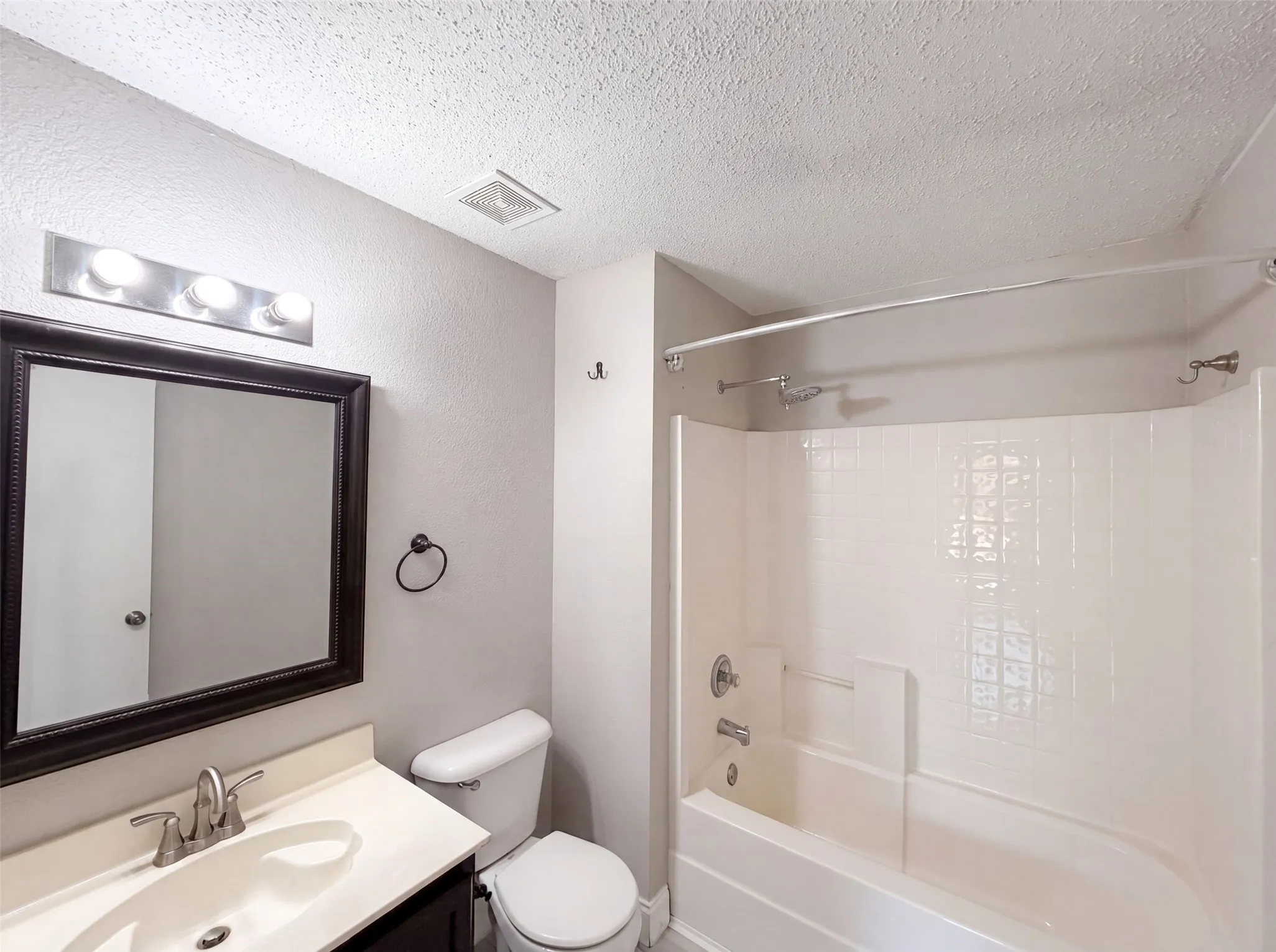 Single Family Residence For Sale in Tarrant County , 5244 New Castleton Lane, Fort Worth, Texas 76135, 3 Bedroom, 2 Bathroom, 2 Garage spaces, 1,462 Sqft, built in 2002, mls#21353810, Real Estate Agent in Fort Worth, Homes For Sale in Tarrant county, Homes For Sale in Fort Worth, Realtor in Fort Worth Texas, Real Estate Brokerage Independent Realty Texas, Luminita Cordes Realtor