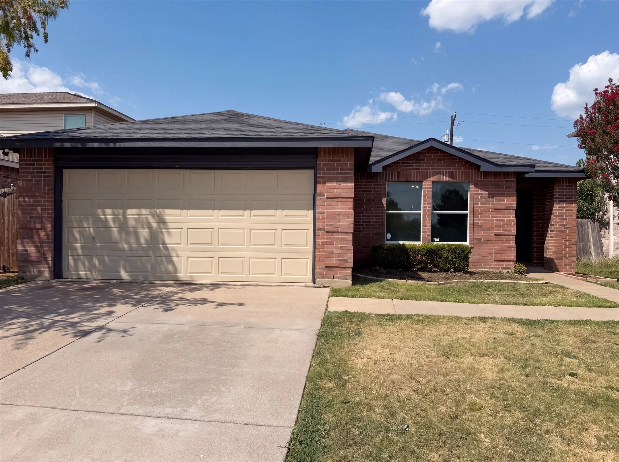 Single Family Residence For Sale in Tarrant County , 5244 New Castleton Lane, Fort Worth, Texas 76135, 3 Bedroom, 2 Bathroom, 2 Garage spaces, 1,462 Sqft, built in 2002, mls#21353810, Real Estate Agent in Fort Worth, Homes For Sale in Tarrant county, Homes For Sale in Fort Worth, Realtor in Fort Worth Texas, Real Estate Brokerage Independent Realty Texas, Luminita Cordes Realtor