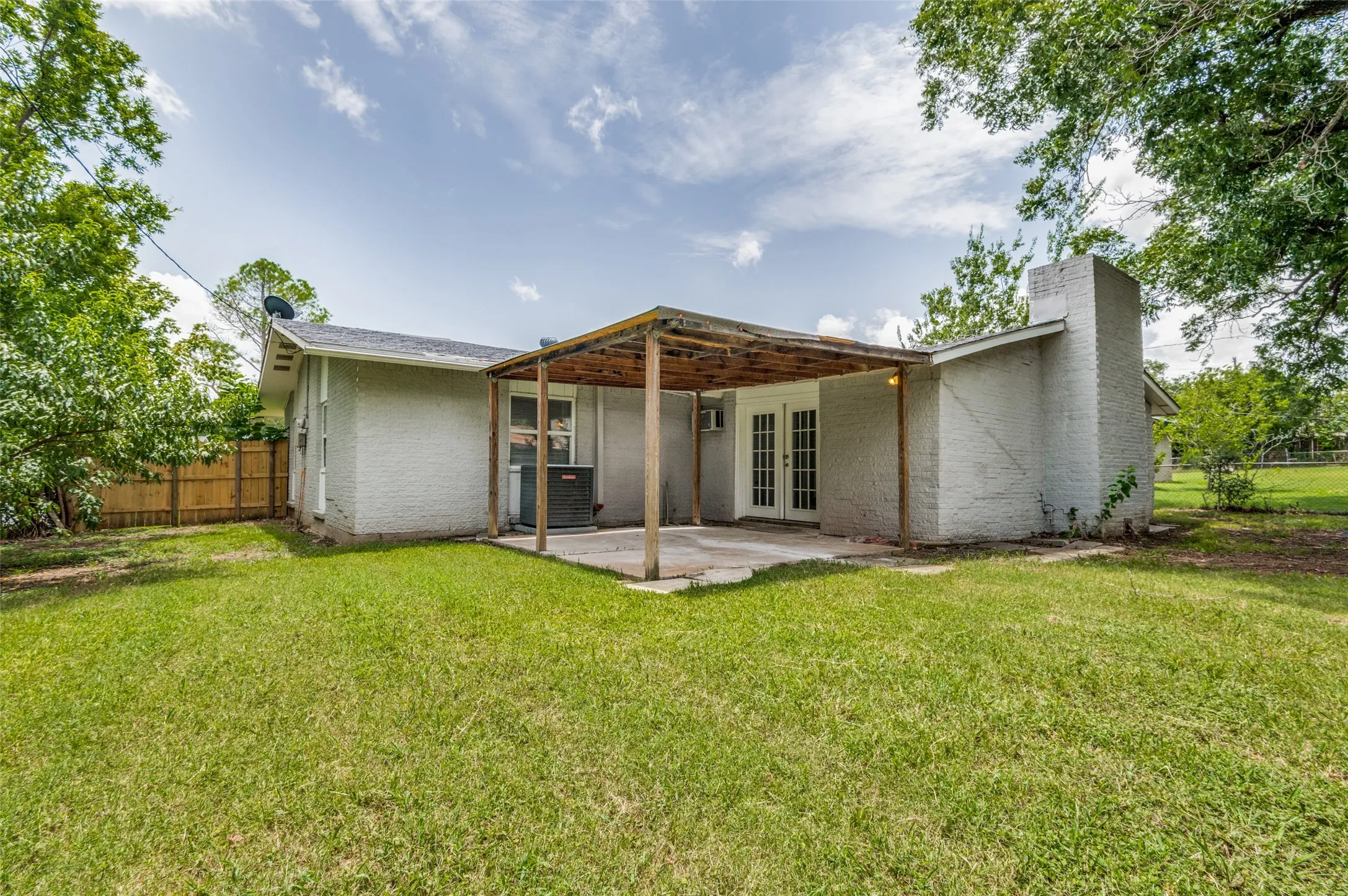 Single Family Residence For Rent in Dallas County , 3221 Ridgeview Circle, Irving, Texas 75062, 3 Bedrooms, 2 Bathrooms, Garage spaces, 1,908 Sqft, built in 1961, Price $2,200, mls#21353816, Real Estate Agent in Irving, Homes For Rent in Dallas county, Homes For Rent in Irving, Realtor in Irving Texas, Real Estate Brokerage Independent Realty Texas, Luminita Cordes Realtor