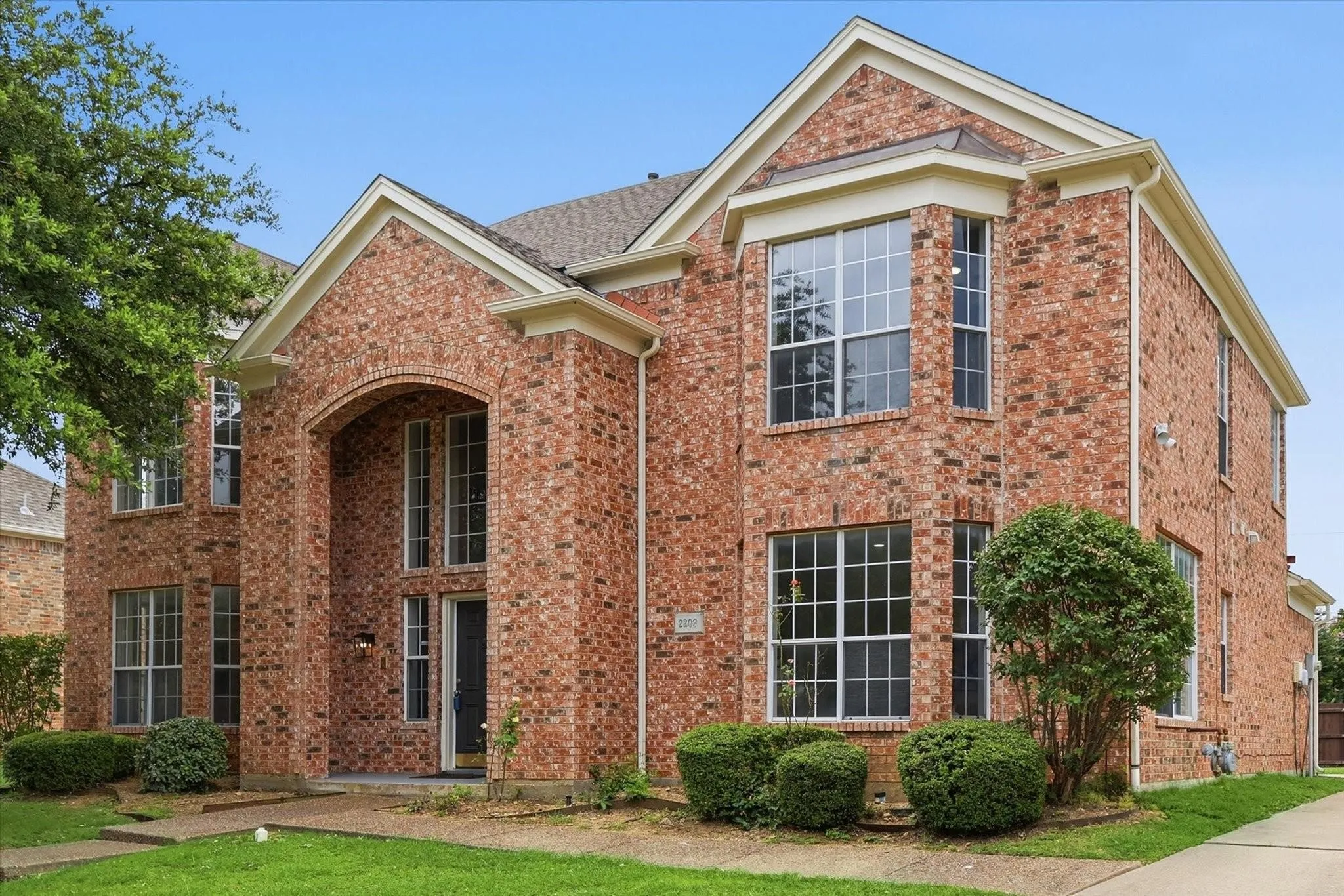 Single Family Residence For Sale in Dallas County , 2209 Everglade Court, Carrollton, Texas 75006, 4 Bedroom, 4 Bathroom, 2 Garage spaces, 2,950 Sqft, built in 1995, mls#21353820, Real Estate Agent in Carrollton, Homes For Sale in Dallas county, Homes For Sale in Carrollton, Realtor in Carrollton Texas, Real Estate Brokerage Independent Realty Texas, Luminita Cordes Realtor