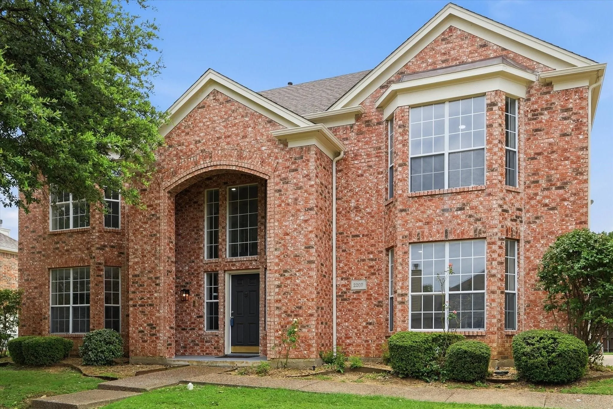 Single Family Residence For Sale in Dallas County , 2209 Everglade Court, Carrollton, Texas 75006, 4 Bedroom, 4 Bathroom, 2 Garage spaces, 2,950 Sqft, built in 1995, mls#21353820, Real Estate Agent in Carrollton, Homes For Sale in Dallas county, Homes For Sale in Carrollton, Realtor in Carrollton Texas, Real Estate Brokerage Independent Realty Texas, Luminita Cordes Realtor
