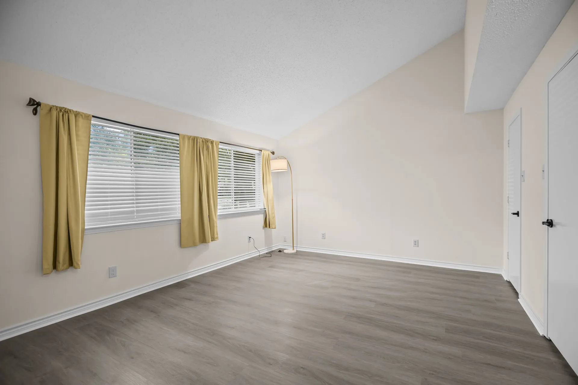 Single Family Residence For Sale in Dallas County , 3837 Shadycreek Drive, Garland, Texas 75042, 4 Bedroom, 3 Bathroom, 2 Garage spaces, 2,388 Sqft, built in 1977, mls#21353653, Real Estate Agent in Garland, Homes For Sale in Dallas county, Homes For Sale in Garland, Realtor in Garland Texas, Real Estate Brokerage Independent Realty Texas, Luminita Cordes Realtor