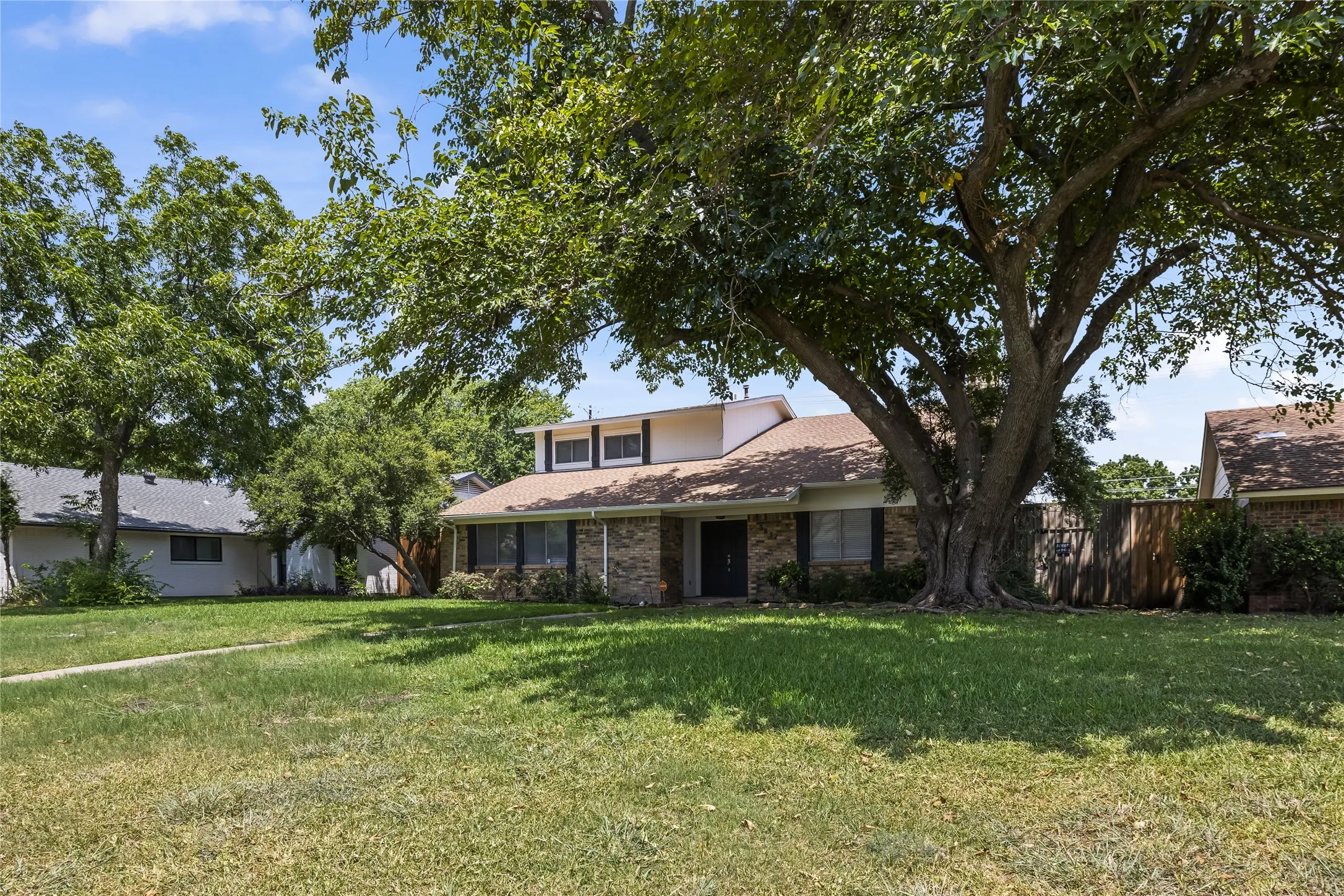 Single Family Residence For Sale in Dallas County , 3837 Shadycreek Drive, Garland, Texas 75042, 4 Bedroom, 3 Bathroom, 2 Garage spaces, 2,388 Sqft, built in 1977, mls#21353653, Real Estate Agent in Garland, Homes For Sale in Dallas county, Homes For Sale in Garland, Realtor in Garland Texas, Real Estate Brokerage Independent Realty Texas, Luminita Cordes Realtor