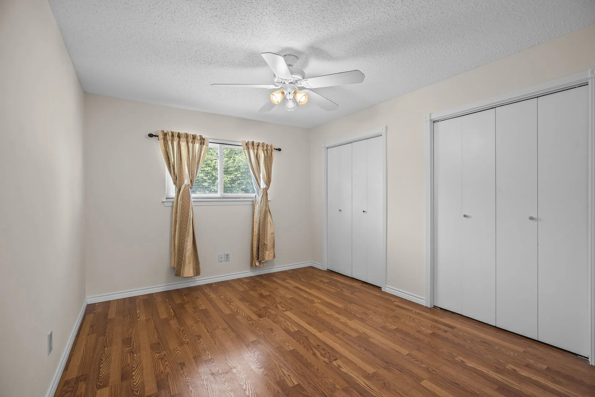 Single Family Residence For Sale in Dallas County , 3837 Shadycreek Drive, Garland, Texas 75042, 4 Bedroom, 3 Bathroom, 2 Garage spaces, 2,388 Sqft, built in 1977, mls#21353653, Real Estate Agent in Garland, Homes For Sale in Dallas county, Homes For Sale in Garland, Realtor in Garland Texas, Real Estate Brokerage Independent Realty Texas, Luminita Cordes Realtor