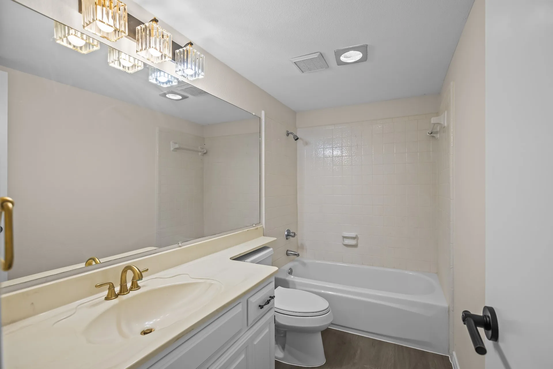 Single Family Residence For Sale in Dallas County , 3837 Shadycreek Drive, Garland, Texas 75042, 4 Bedroom, 3 Bathroom, 2 Garage spaces, 2,388 Sqft, built in 1977, mls#21353653, Real Estate Agent in Garland, Homes For Sale in Dallas county, Homes For Sale in Garland, Realtor in Garland Texas, Real Estate Brokerage Independent Realty Texas, Luminita Cordes Realtor
