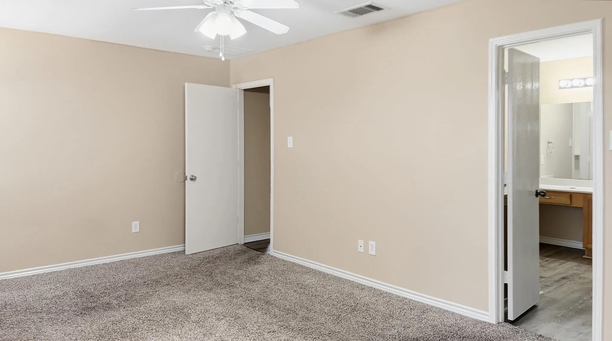Single Family Residence For Sale in Dallas County , 6213 Balcony Lane, Dallas, Texas 75241, 5 Bedroom, 3 Bathroom, 2 Garage spaces, 2,100 Sqft, built in 2006, mls#21353798, Real Estate Agent in Dallas, Homes For Sale in Dallas county, Homes For Sale in Dallas, Realtor in Dallas Texas, Real Estate Brokerage Independent Realty Texas, Luminita Cordes Realtor