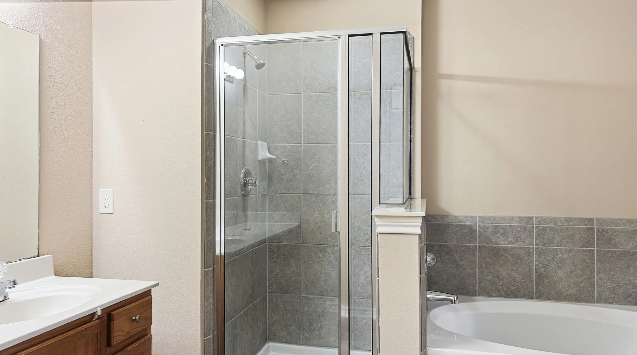 Single Family Residence For Sale in Dallas County , 6213 Balcony Lane, Dallas, Texas 75241, 5 Bedroom, 3 Bathroom, 2 Garage spaces, 2,100 Sqft, built in 2006, mls#21353798, Real Estate Agent in Dallas, Homes For Sale in Dallas county, Homes For Sale in Dallas, Realtor in Dallas Texas, Real Estate Brokerage Independent Realty Texas, Luminita Cordes Realtor