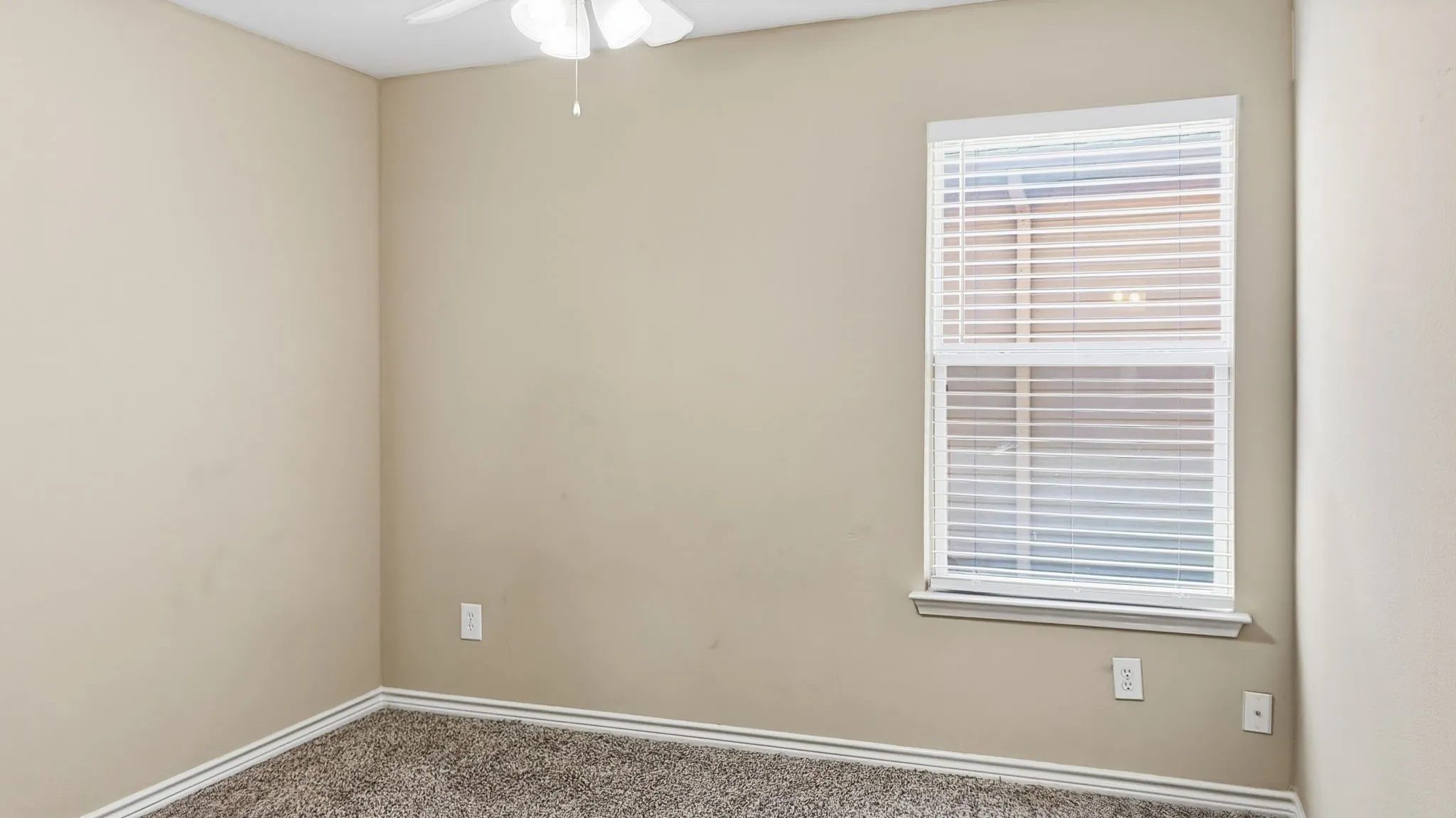 Single Family Residence For Sale in Dallas County , 6213 Balcony Lane, Dallas, Texas 75241, 5 Bedroom, 3 Bathroom, 2 Garage spaces, 2,100 Sqft, built in 2006, mls#21353798, Real Estate Agent in Dallas, Homes For Sale in Dallas county, Homes For Sale in Dallas, Realtor in Dallas Texas, Real Estate Brokerage Independent Realty Texas, Luminita Cordes Realtor