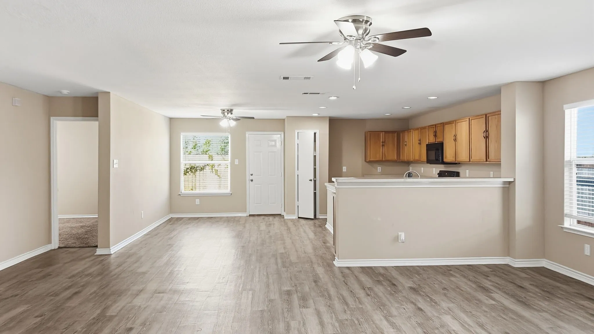 Single Family Residence For Sale in Dallas County , 6213 Balcony Lane, Dallas, Texas 75241, 5 Bedroom, 3 Bathroom, 2 Garage spaces, 2,100 Sqft, built in 2006, mls#21353798, Real Estate Agent in Dallas, Homes For Sale in Dallas county, Homes For Sale in Dallas, Realtor in Dallas Texas, Real Estate Brokerage Independent Realty Texas, Luminita Cordes Realtor