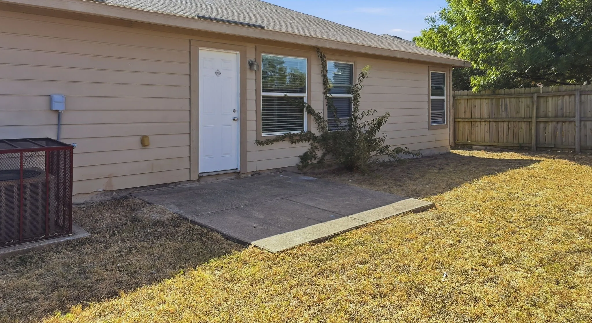 Single Family Residence For Sale in Dallas County , 6213 Balcony Lane, Dallas, Texas 75241, 5 Bedroom, 3 Bathroom, 2 Garage spaces, 2,100 Sqft, built in 2006, mls#21353798, Real Estate Agent in Dallas, Homes For Sale in Dallas county, Homes For Sale in Dallas, Realtor in Dallas Texas, Real Estate Brokerage Independent Realty Texas, Luminita Cordes Realtor