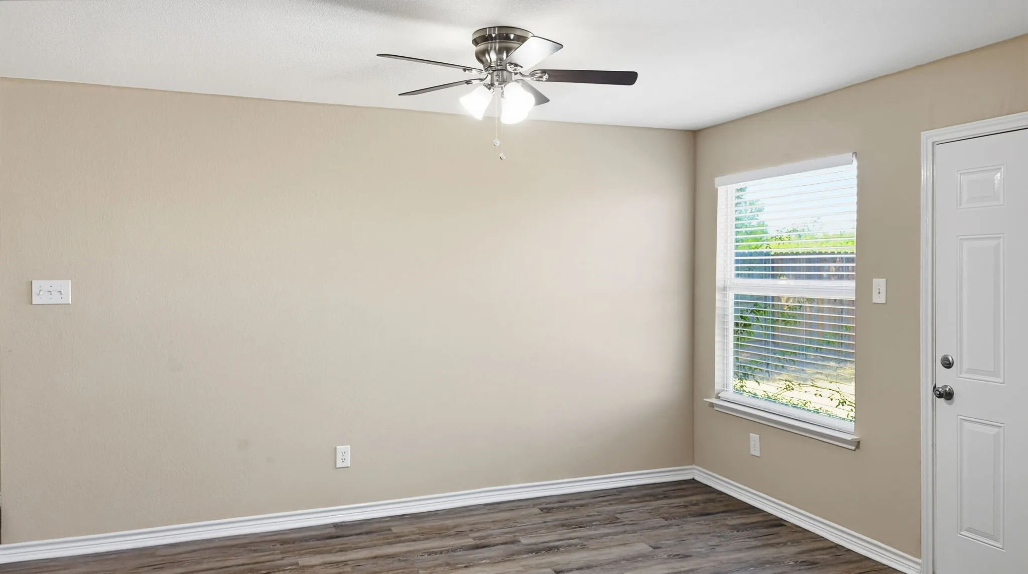 Single Family Residence For Sale in Dallas County , 6213 Balcony Lane, Dallas, Texas 75241, 5 Bedroom, 3 Bathroom, 2 Garage spaces, 2,100 Sqft, built in 2006, mls#21353798, Real Estate Agent in Dallas, Homes For Sale in Dallas county, Homes For Sale in Dallas, Realtor in Dallas Texas, Real Estate Brokerage Independent Realty Texas, Luminita Cordes Realtor