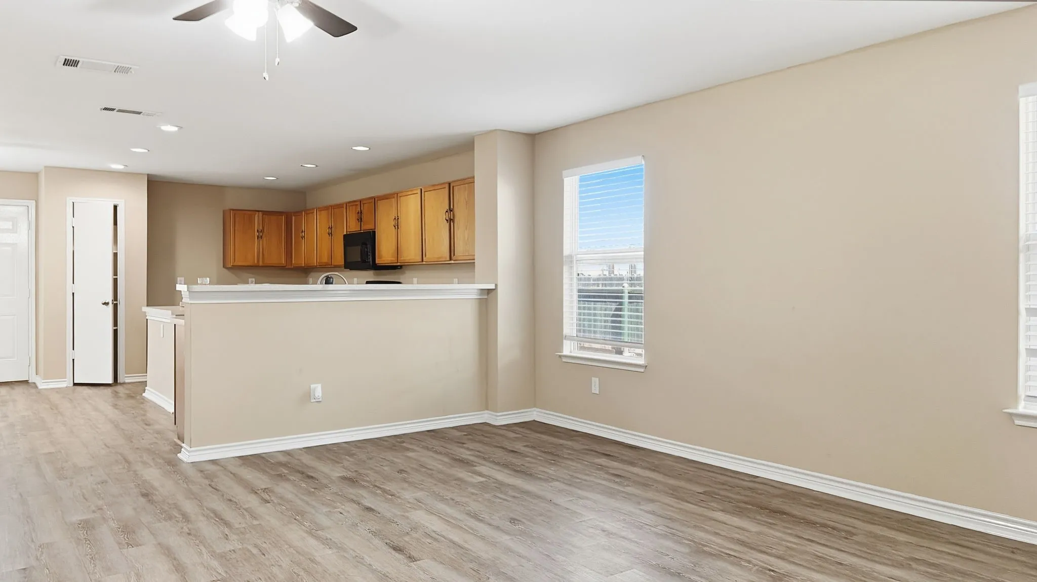 Single Family Residence For Sale in Dallas County , 6213 Balcony Lane, Dallas, Texas 75241, 5 Bedroom, 3 Bathroom, 2 Garage spaces, 2,100 Sqft, built in 2006, mls#21353798, Real Estate Agent in Dallas, Homes For Sale in Dallas county, Homes For Sale in Dallas, Realtor in Dallas Texas, Real Estate Brokerage Independent Realty Texas, Luminita Cordes Realtor