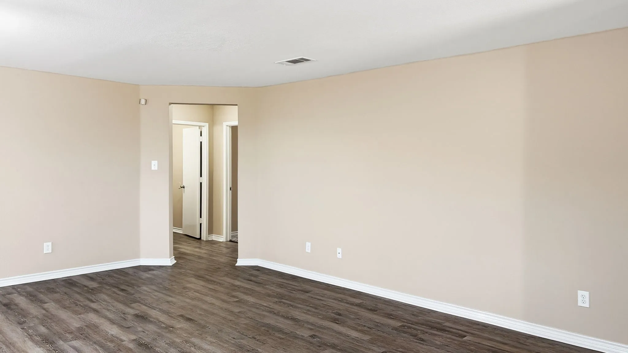 Single Family Residence For Sale in Dallas County , 6213 Balcony Lane, Dallas, Texas 75241, 5 Bedroom, 3 Bathroom, 2 Garage spaces, 2,100 Sqft, built in 2006, mls#21353798, Real Estate Agent in Dallas, Homes For Sale in Dallas county, Homes For Sale in Dallas, Realtor in Dallas Texas, Real Estate Brokerage Independent Realty Texas, Luminita Cordes Realtor