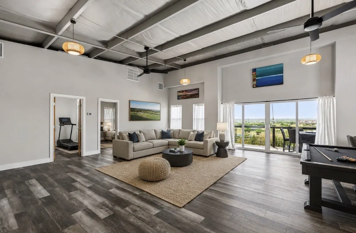 Pool House: Upstairs loft area
