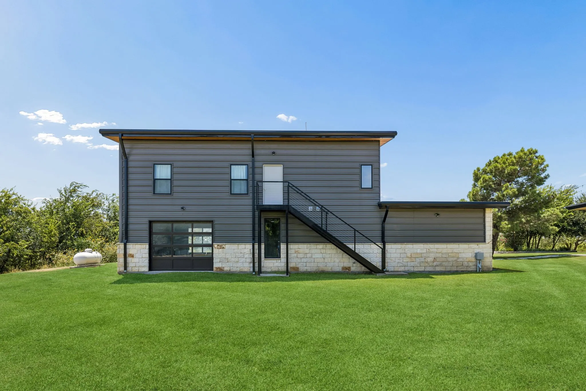 Front of pool house with 5th garage