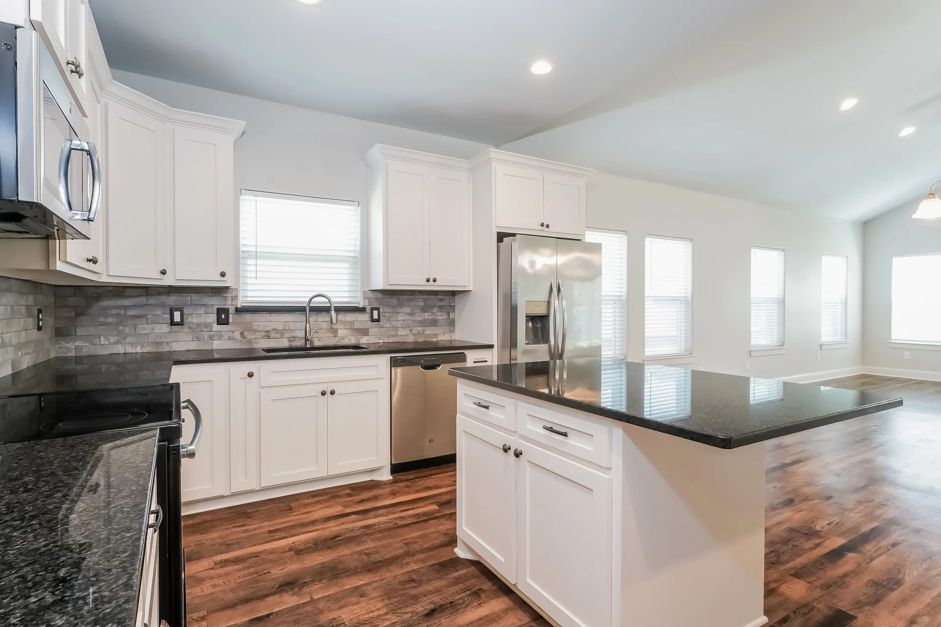 Single Family Residence For Sale in Parker County , 1408 Lexington Street, Weatherford, Texas 76086, 3 Bedroom, 2 Bathroom, 2 Garage spaces, 1,837 Sqft, built in 2018, mls#21340847, Real Estate Agent in Weatherford, Homes For Sale in Parker county, Homes For Sale in Weatherford, Realtor in Weatherford Texas, Real Estate Brokerage Independent Realty Texas, Luminita Cordes Realtor