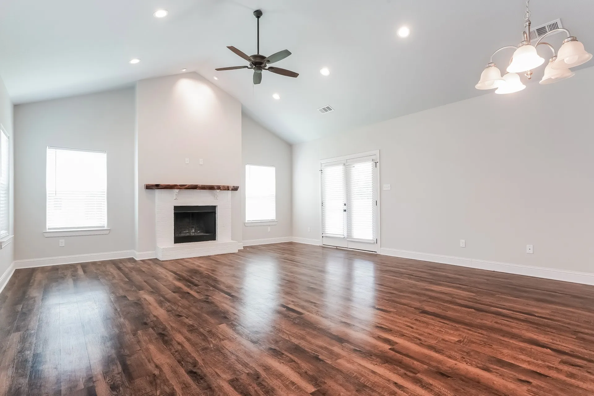 Single Family Residence For Sale in Parker County , 1408 Lexington Street, Weatherford, Texas 76086, 3 Bedroom, 2 Bathroom, 2 Garage spaces, 1,837 Sqft, built in 2018, mls#21340847, Real Estate Agent in Weatherford, Homes For Sale in Parker county, Homes For Sale in Weatherford, Realtor in Weatherford Texas, Real Estate Brokerage Independent Realty Texas, Luminita Cordes Realtor