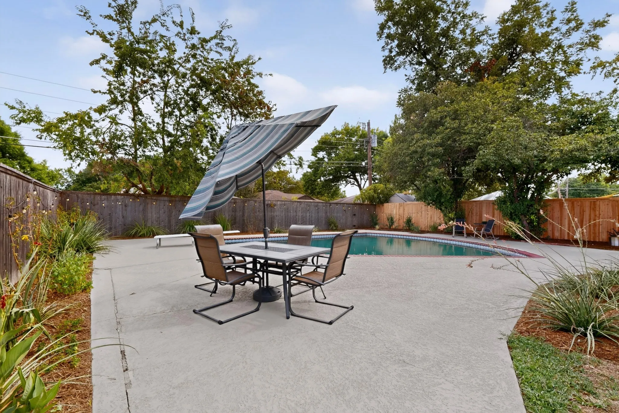 Single Family Residence For Sale in Dallas County , 6718 Santa Anita Drive, Dallas, Texas 75214, 3 Bedroom, 2 Bathroom, Garage spaces, 1,366 Sqft, built in 1954, mls#21353672, Real Estate Agent in Dallas, Homes For Sale in Dallas county, Homes For Sale in Dallas, Realtor in Dallas Texas, Real Estate Brokerage Independent Realty Texas, Luminita Cordes Realtor