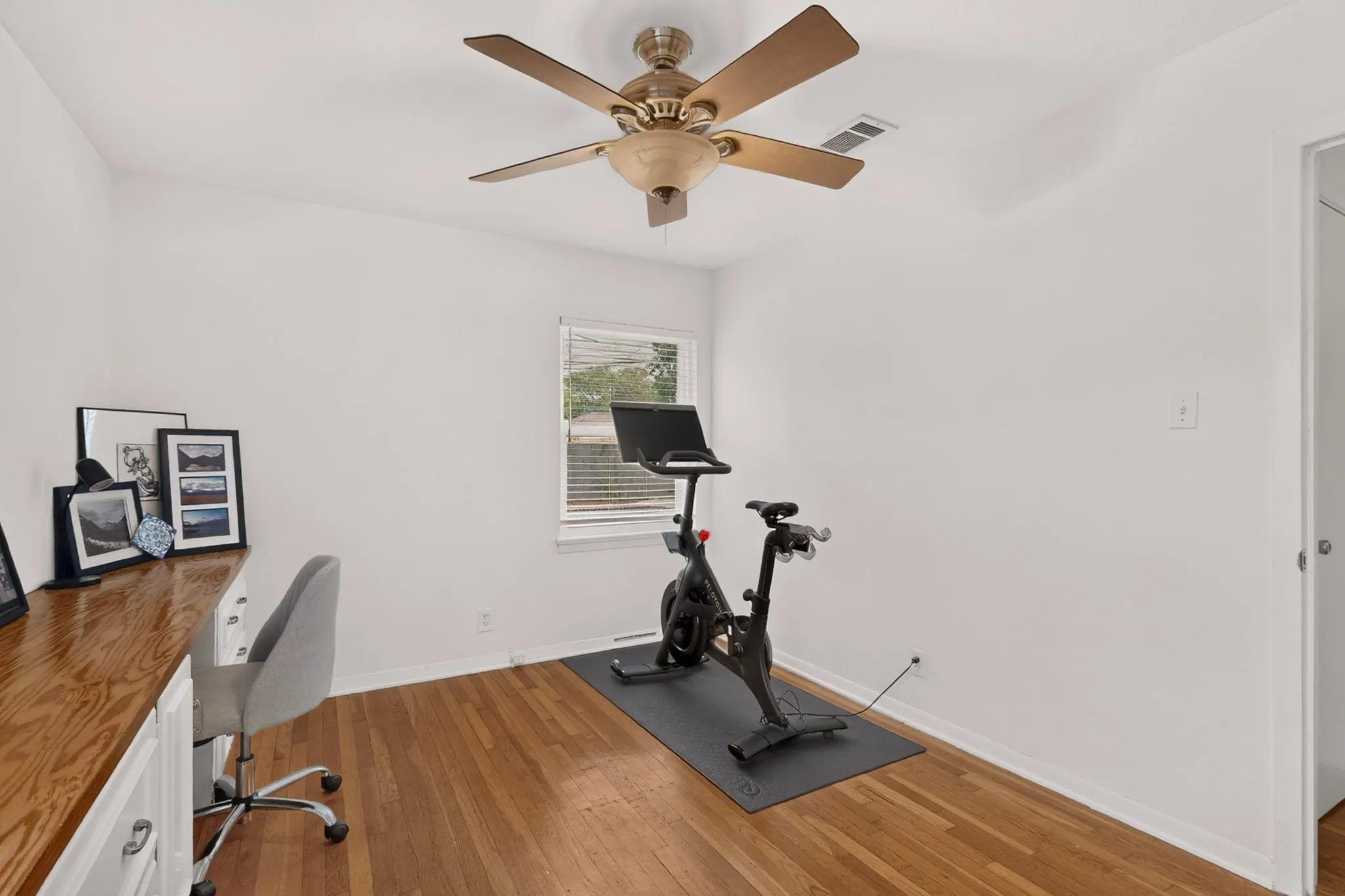 Single Family Residence For Sale in Dallas County , 6718 Santa Anita Drive, Dallas, Texas 75214, 3 Bedroom, 2 Bathroom, Garage spaces, 1,366 Sqft, built in 1954, mls#21353672, Real Estate Agent in Dallas, Homes For Sale in Dallas county, Homes For Sale in Dallas, Realtor in Dallas Texas, Real Estate Brokerage Independent Realty Texas, Luminita Cordes Realtor