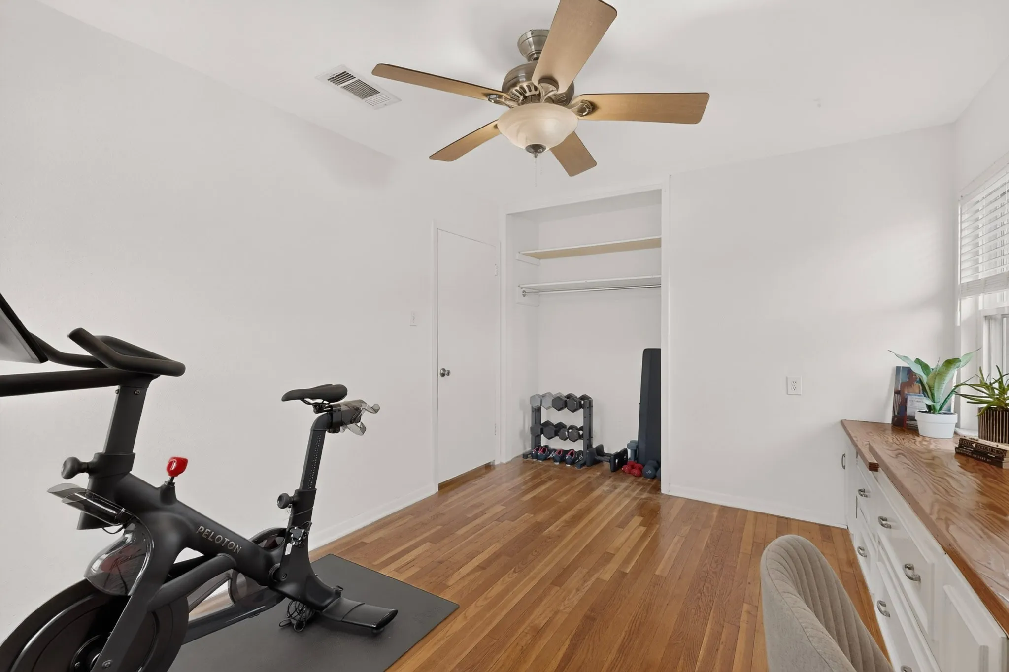 Single Family Residence For Sale in Dallas County , 6718 Santa Anita Drive, Dallas, Texas 75214, 3 Bedroom, 2 Bathroom, Garage spaces, 1,366 Sqft, built in 1954, mls#21353672, Real Estate Agent in Dallas, Homes For Sale in Dallas county, Homes For Sale in Dallas, Realtor in Dallas Texas, Real Estate Brokerage Independent Realty Texas, Luminita Cordes Realtor
