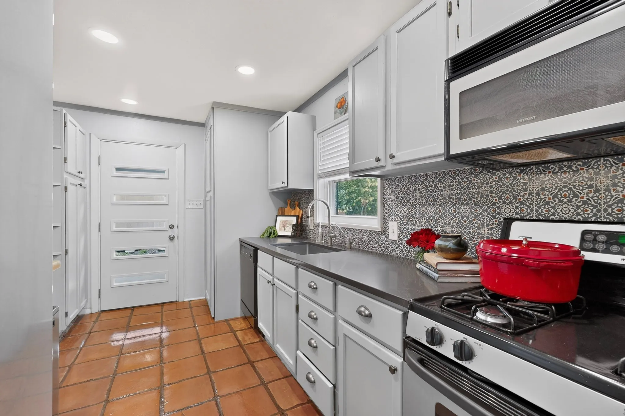 Single Family Residence For Sale in Dallas County , 6718 Santa Anita Drive, Dallas, Texas 75214, 3 Bedroom, 2 Bathroom, Garage spaces, 1,366 Sqft, built in 1954, mls#21353672, Real Estate Agent in Dallas, Homes For Sale in Dallas county, Homes For Sale in Dallas, Realtor in Dallas Texas, Real Estate Brokerage Independent Realty Texas, Luminita Cordes Realtor