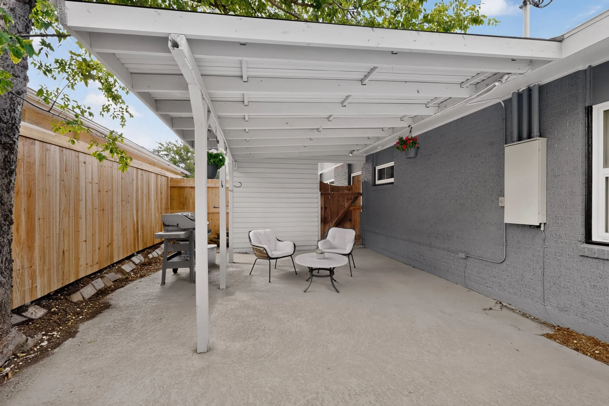 Single Family Residence For Sale in Dallas County , 6718 Santa Anita Drive, Dallas, Texas 75214, 3 Bedroom, 2 Bathroom, Garage spaces, 1,366 Sqft, built in 1954, mls#21353672, Real Estate Agent in Dallas, Homes For Sale in Dallas county, Homes For Sale in Dallas, Realtor in Dallas Texas, Real Estate Brokerage Independent Realty Texas, Luminita Cordes Realtor