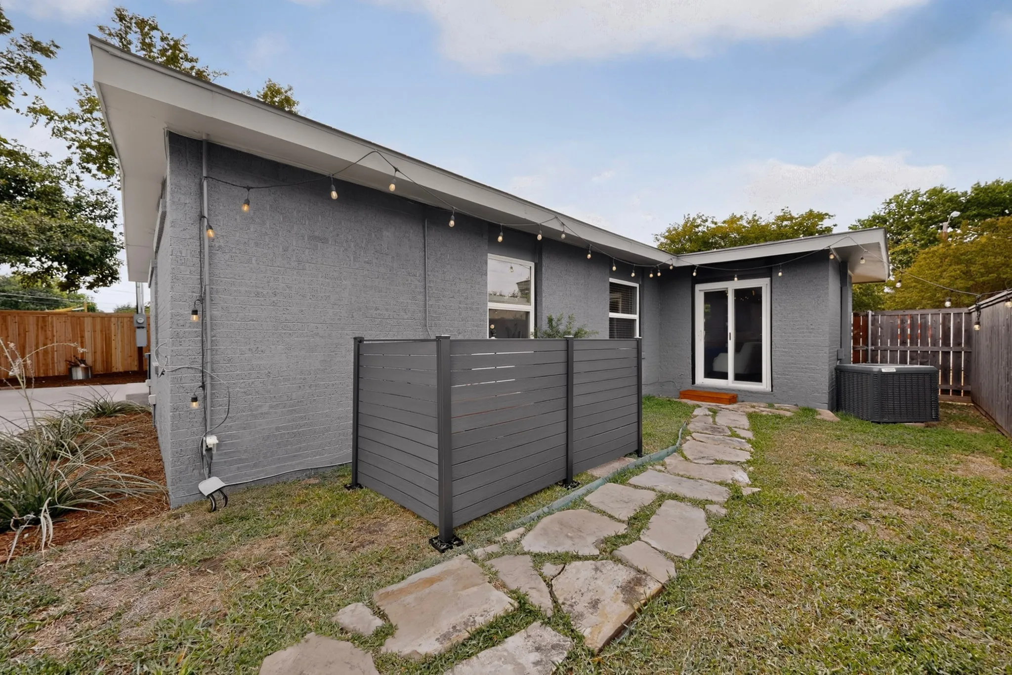 Single Family Residence For Sale in Dallas County , 6718 Santa Anita Drive, Dallas, Texas 75214, 3 Bedroom, 2 Bathroom, Garage spaces, 1,366 Sqft, built in 1954, mls#21353672, Real Estate Agent in Dallas, Homes For Sale in Dallas county, Homes For Sale in Dallas, Realtor in Dallas Texas, Real Estate Brokerage Independent Realty Texas, Luminita Cordes Realtor