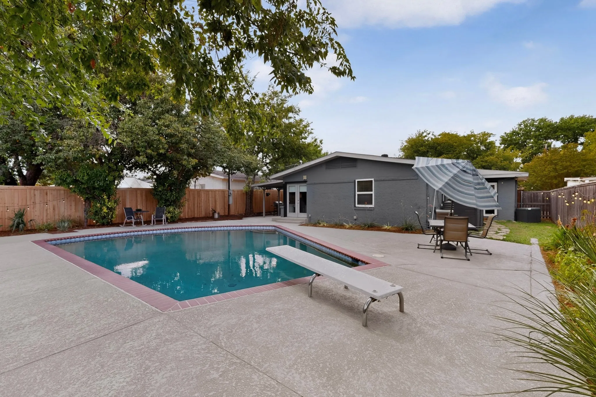 Single Family Residence For Sale in Dallas County , 6718 Santa Anita Drive, Dallas, Texas 75214, 3 Bedroom, 2 Bathroom, Garage spaces, 1,366 Sqft, built in 1954, mls#21353672, Real Estate Agent in Dallas, Homes For Sale in Dallas county, Homes For Sale in Dallas, Realtor in Dallas Texas, Real Estate Brokerage Independent Realty Texas, Luminita Cordes Realtor