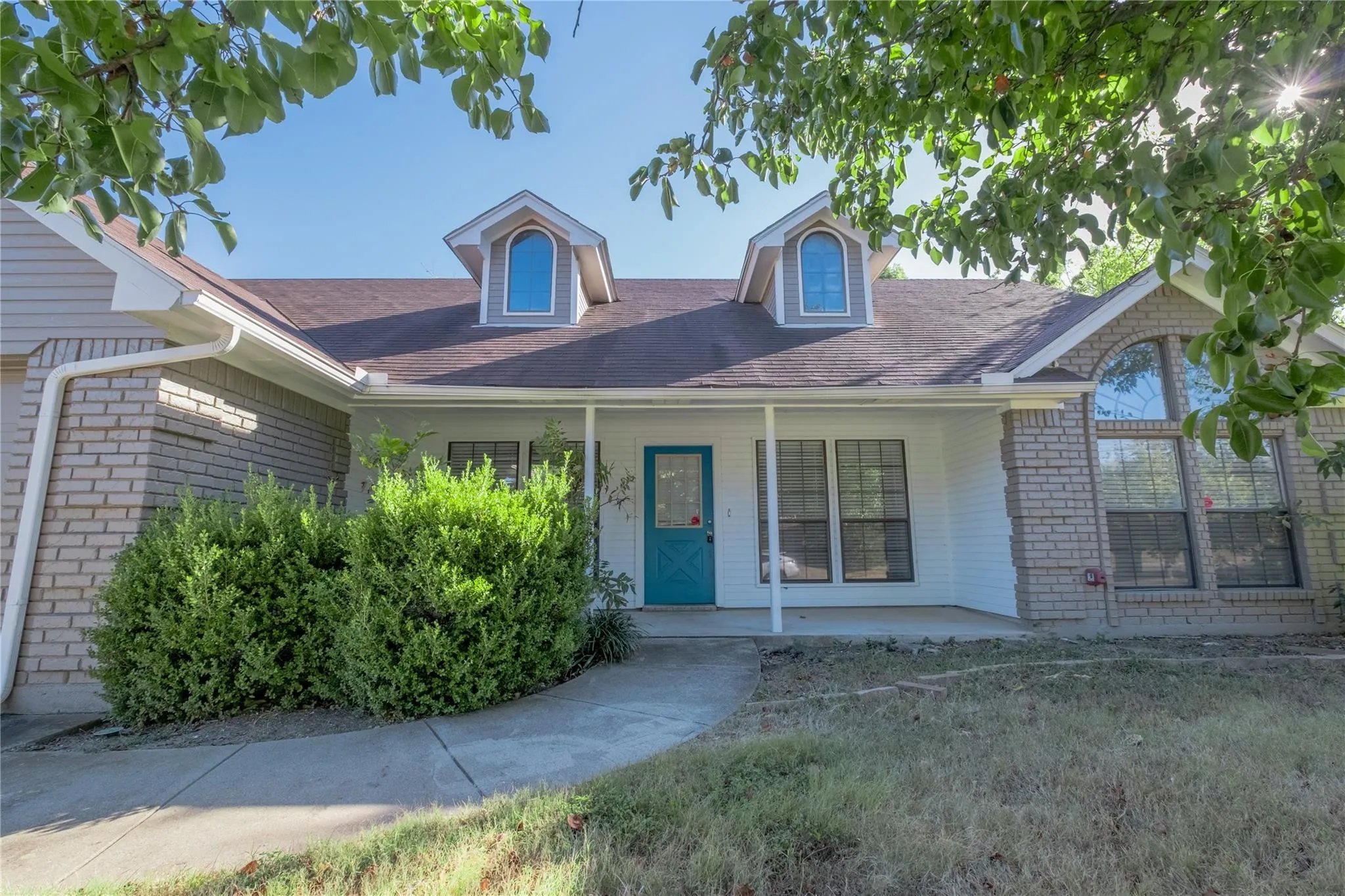 Single Family Residence For Rent in Tarrant County , 8201 Llano Avenue, Benbrook, Texas 76116, 3 Bedroom, 2 Bathroom, 2 Garage spaces, 1,585 Sqft, built in 1990, mls#21353838, Real Estate Agent in Benbrook, Homes For Rent in Tarrant county, Homes For Rent in Benbrook, Realtor in Benbrook Texas, Real Estate Brokerage Independent Realty Texas, Luminita Cordes Realtor